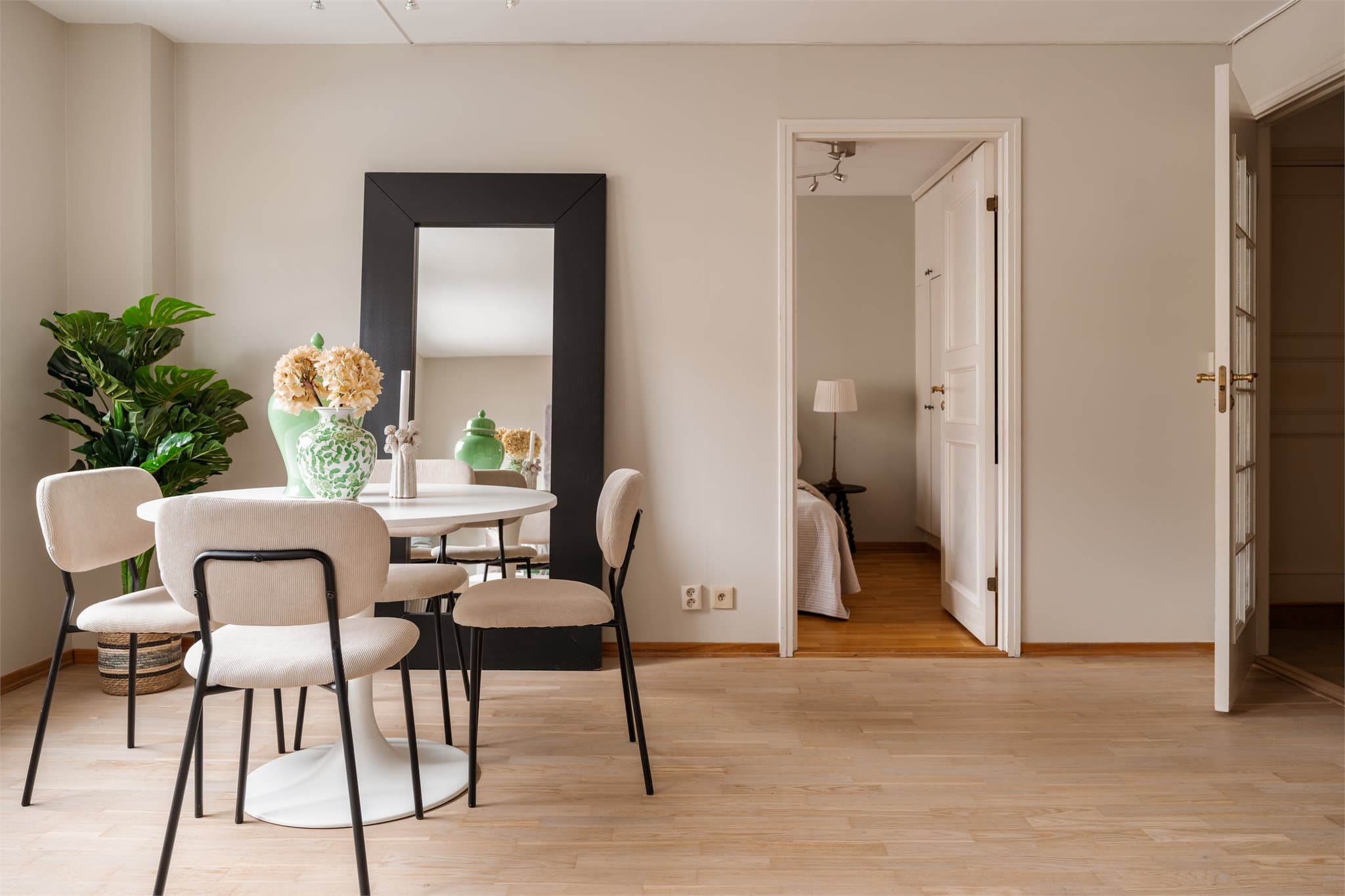 Fra stuen er det enkel adkomst til soverom on entré.