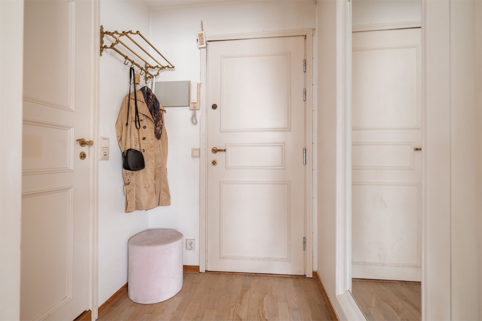 Lys og romslig entré med plass til oppheng av yttertøy.