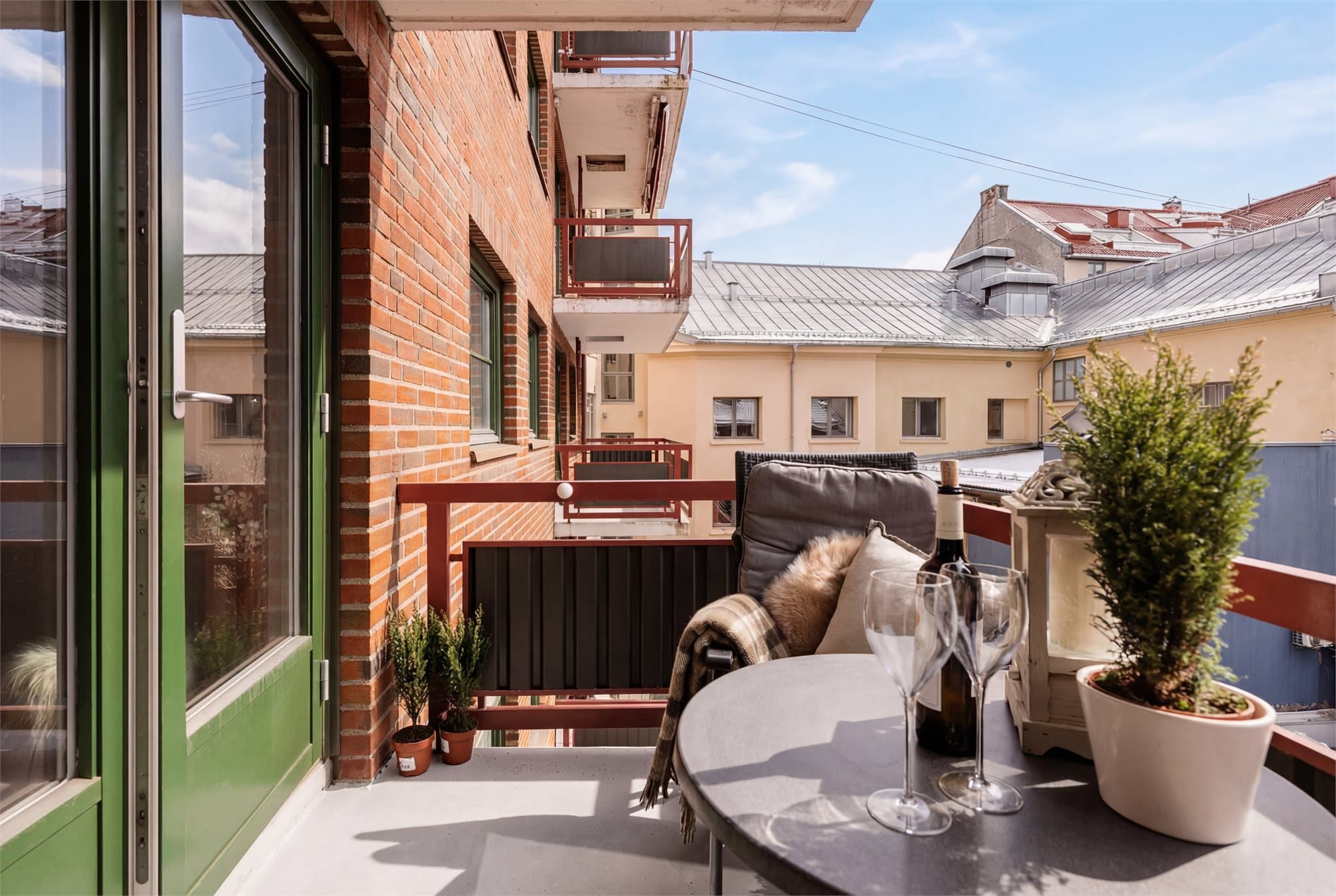 Balkongen vender mot vest og har svært gode solforhold på sommerstid.