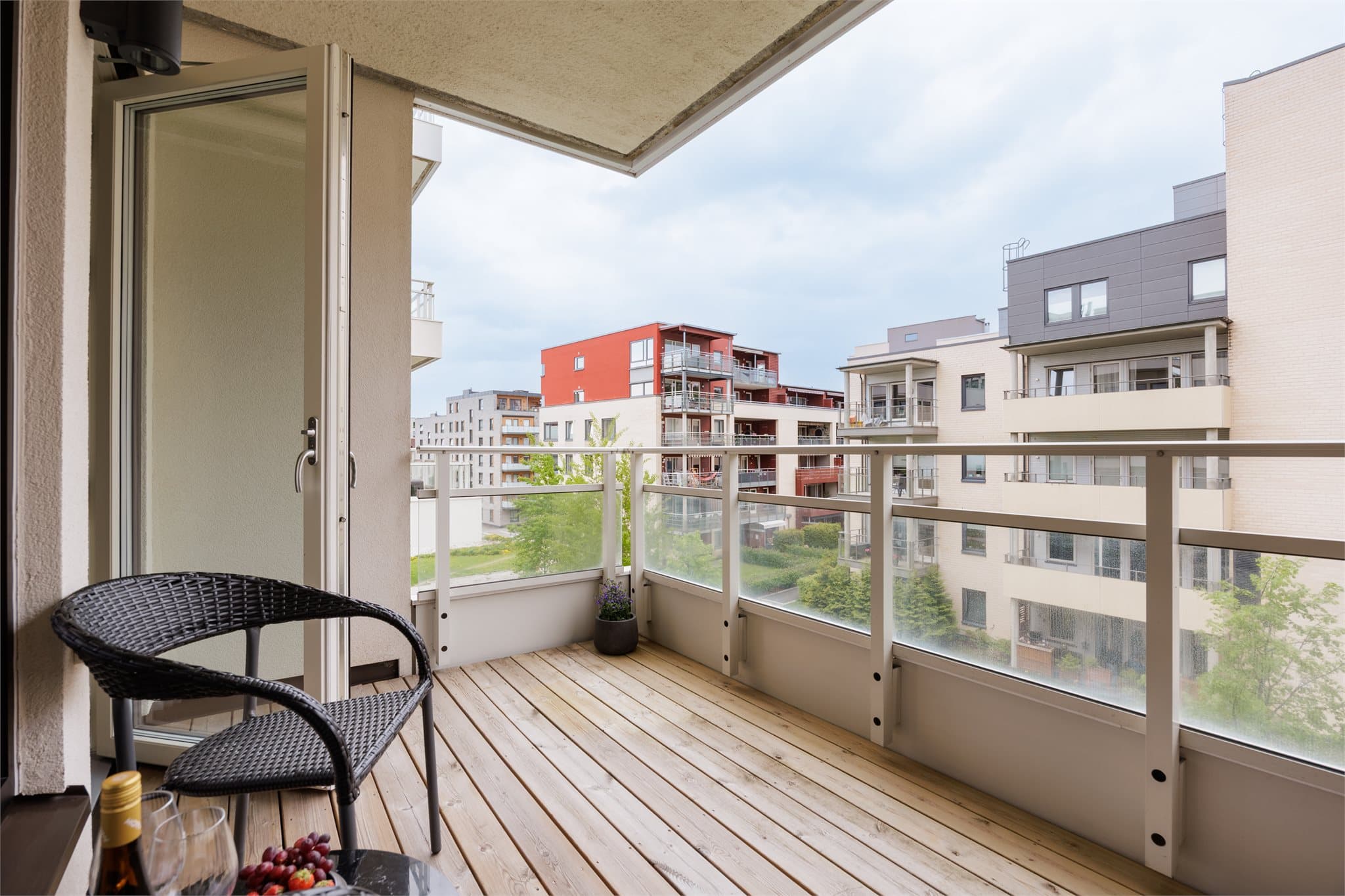 En skjermet og privat uteplass med plass til både sittegruppe og grill.