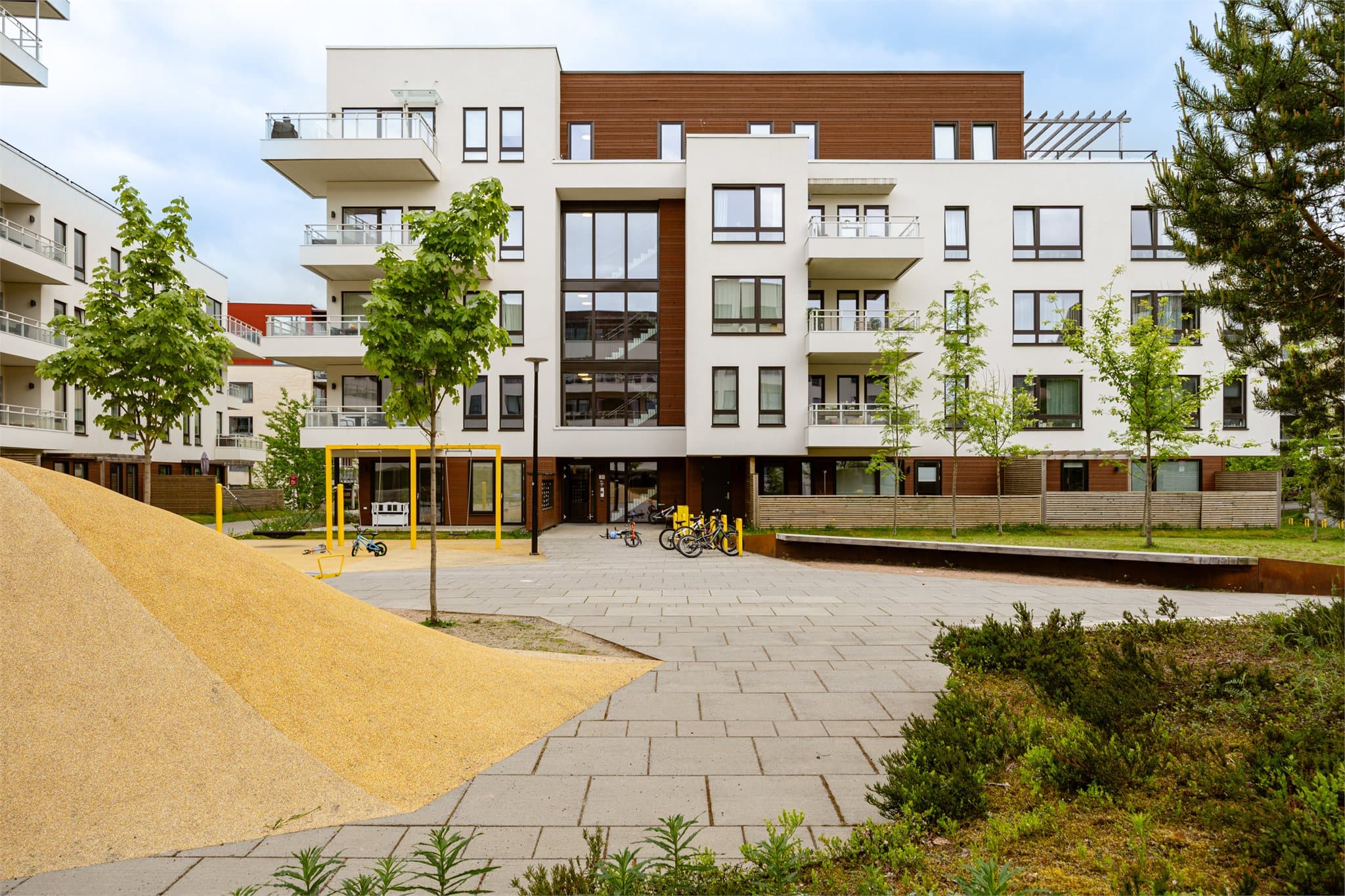 Sameiet har hyggelige og velholdte fellesområder med lekeplass og sittegrupper.
