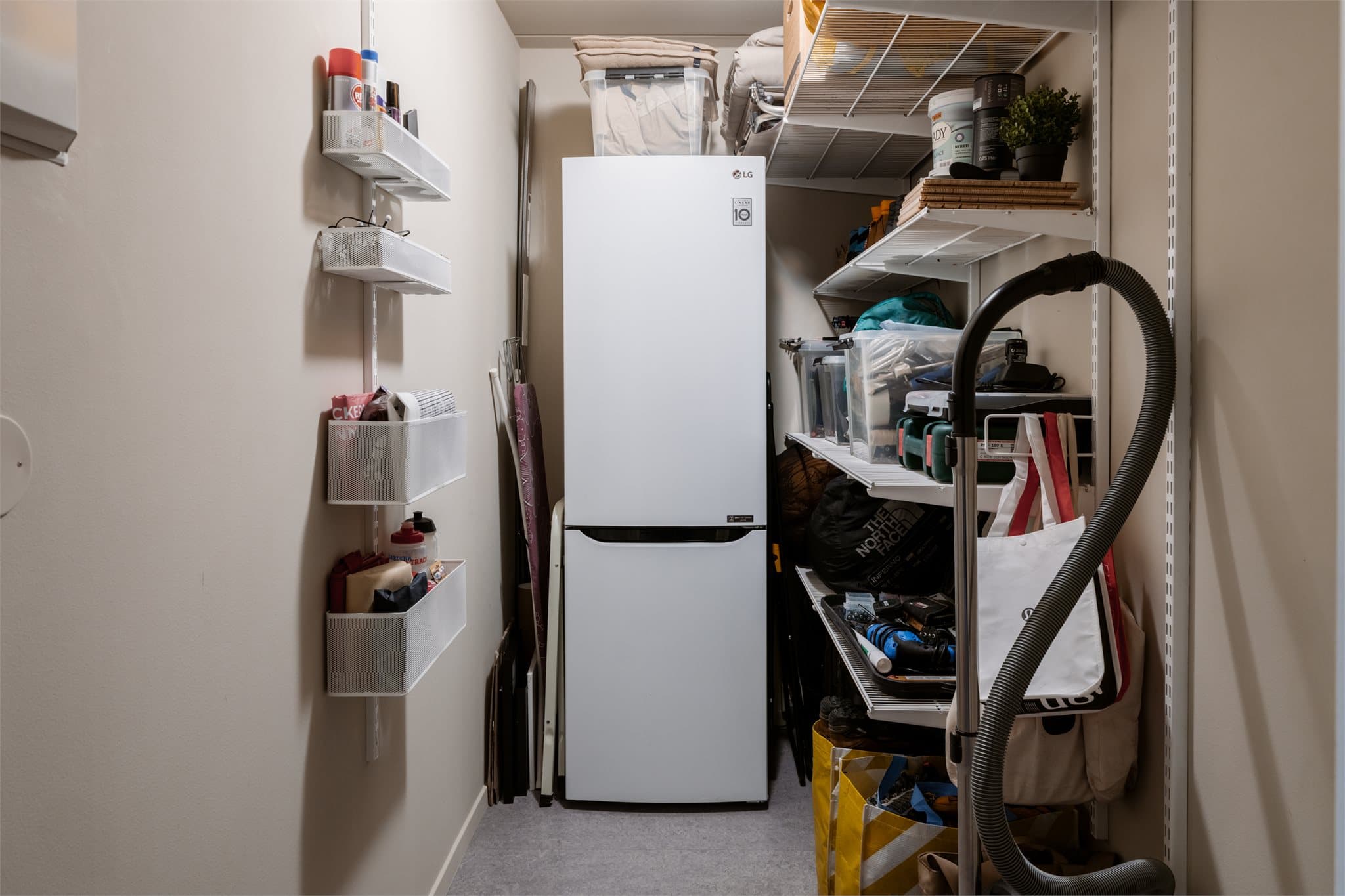 En praktisk innvendig bod gir rikelig med ekstra lagringsplass. I tillegg har leiligheten en kjellerbod og parkeringsplass i garasjeanlegg.