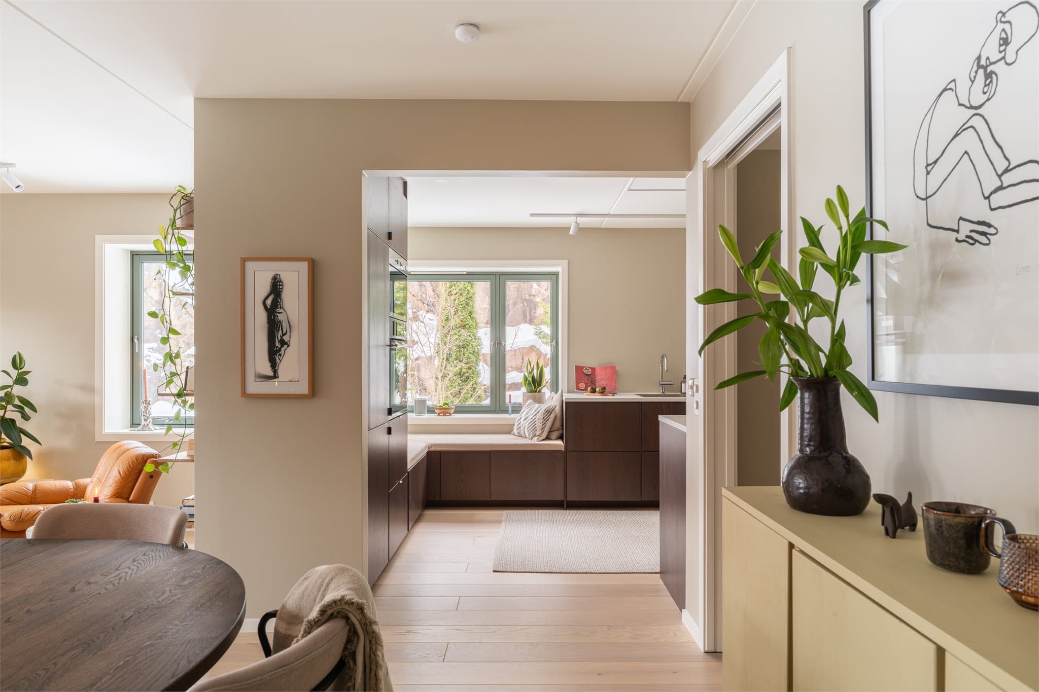 Rålekkert kjøkken fra 2022 har en smart U-form som gir rikelig med arbeidsflate.