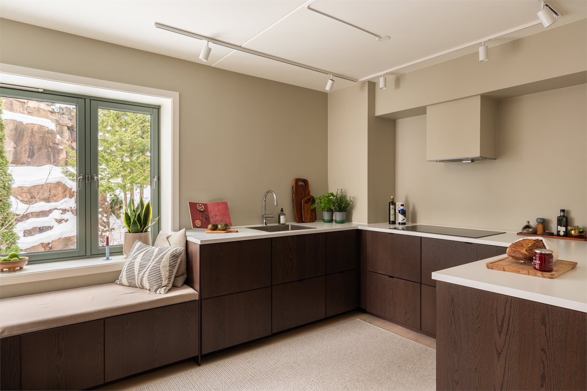 Det er masse god lagringsplass både i skap og på benk, men likevel et behagelig rom med luftig atmosfære.