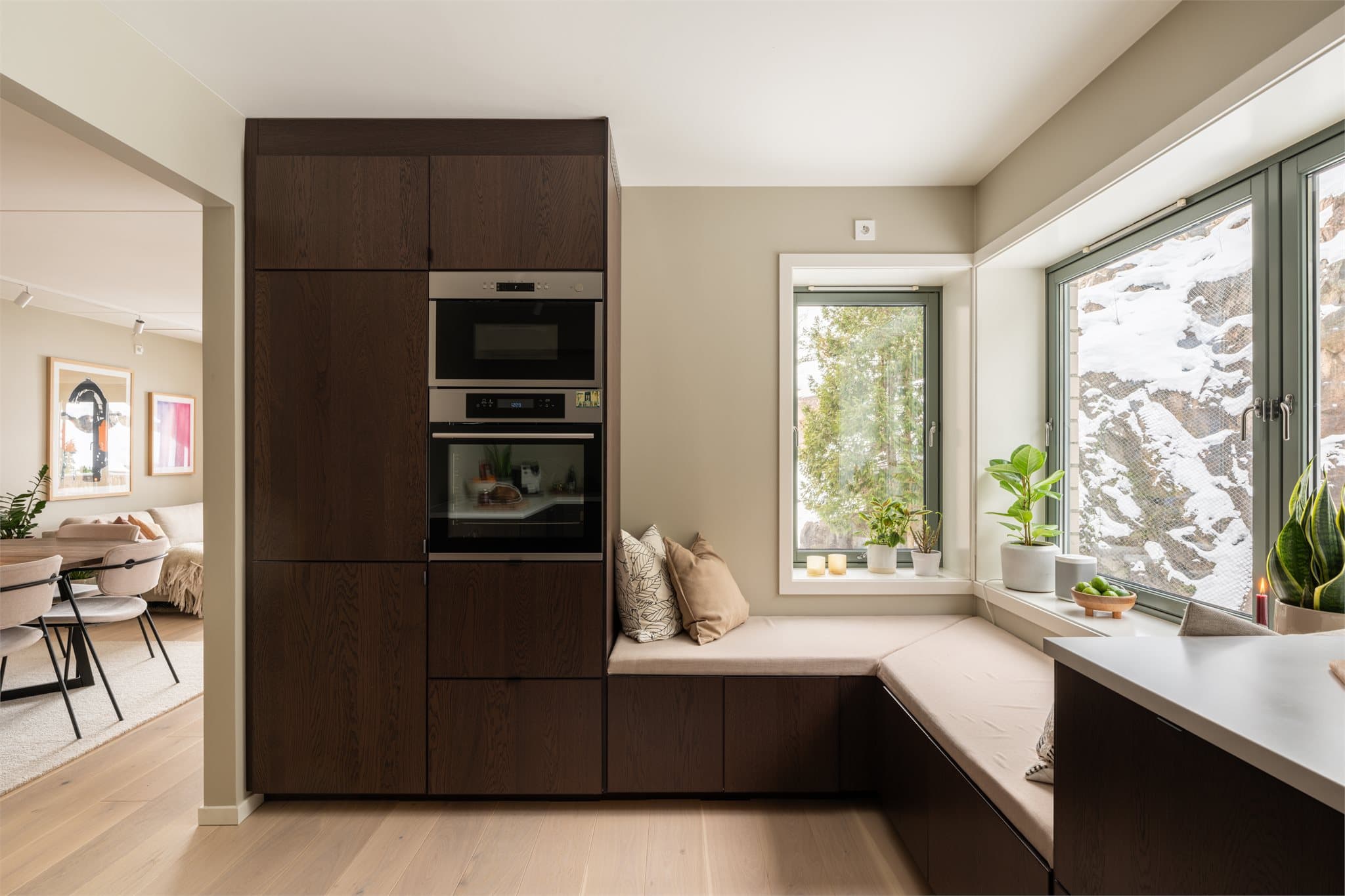 Her har du godt med skapplass og stekeovn samt mikro i høyden som gir et pent og ryddig inntrykk.