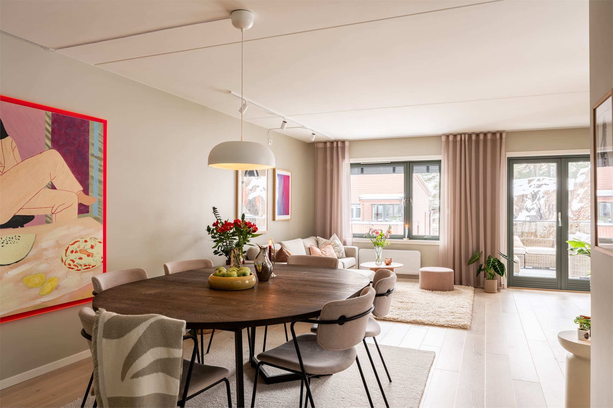 Dette er en stor og gjennomgående endeleilighet som får lys fra tre sider og føles mer som "et hus" over ett plan.