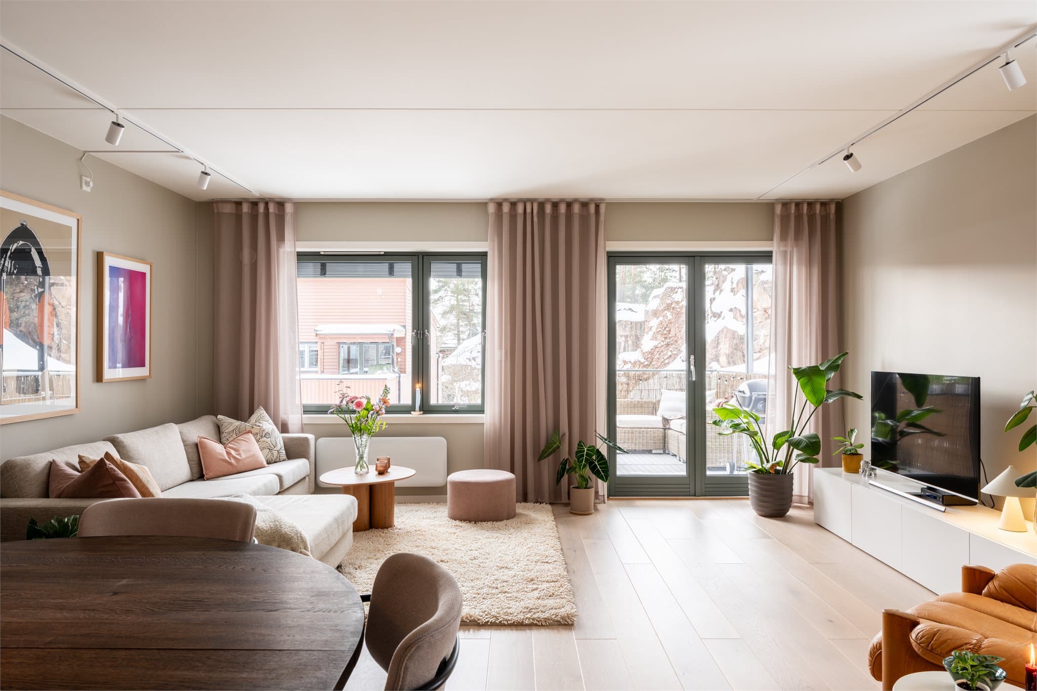 Dette er en rålekker 4-roms endeleilighet med solrik balkong, garasje og gjennomgående gode materialvalg!