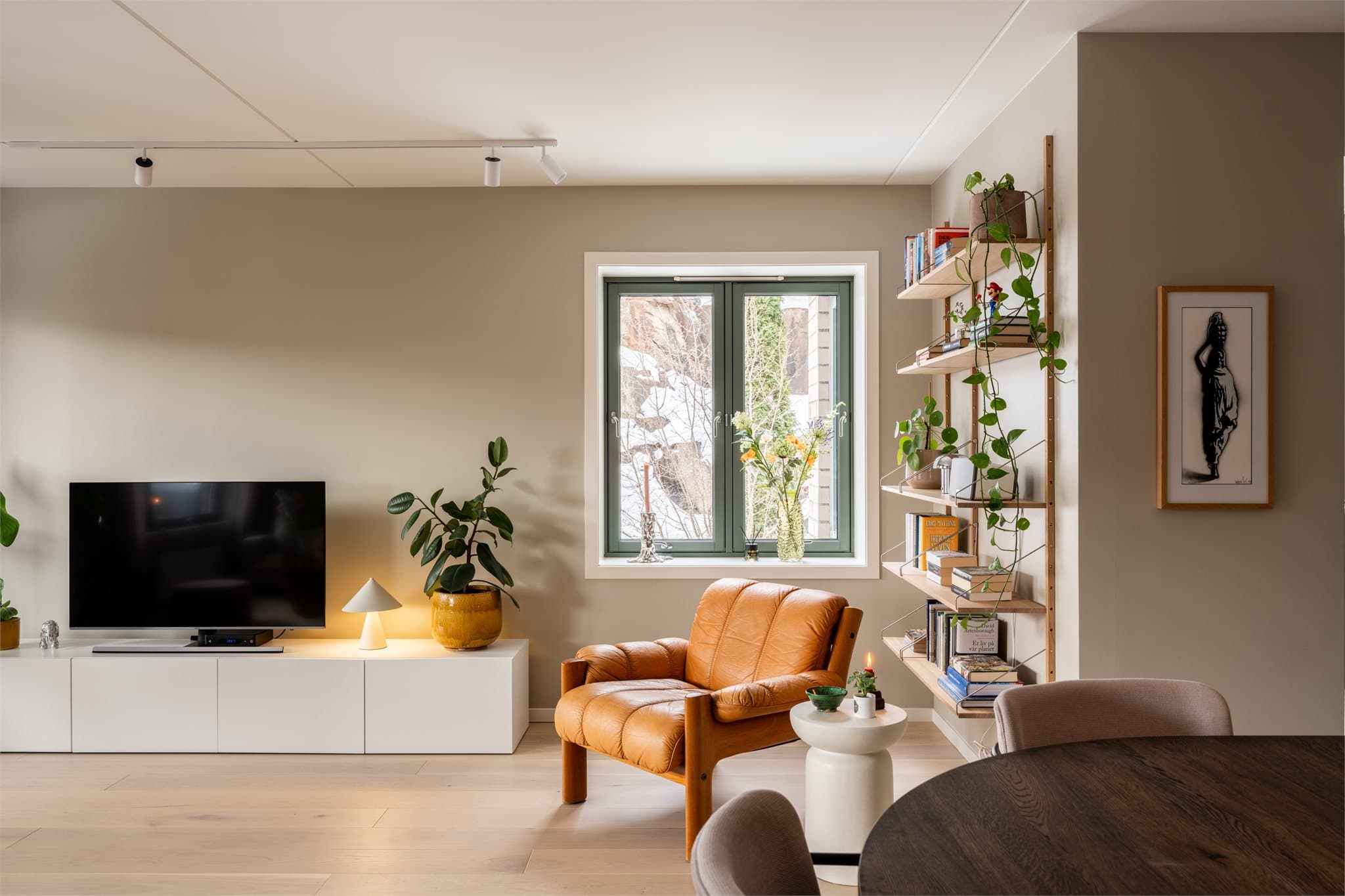 Boligen har ingen/lite innsyn da den ligger helt øverst i rekken.