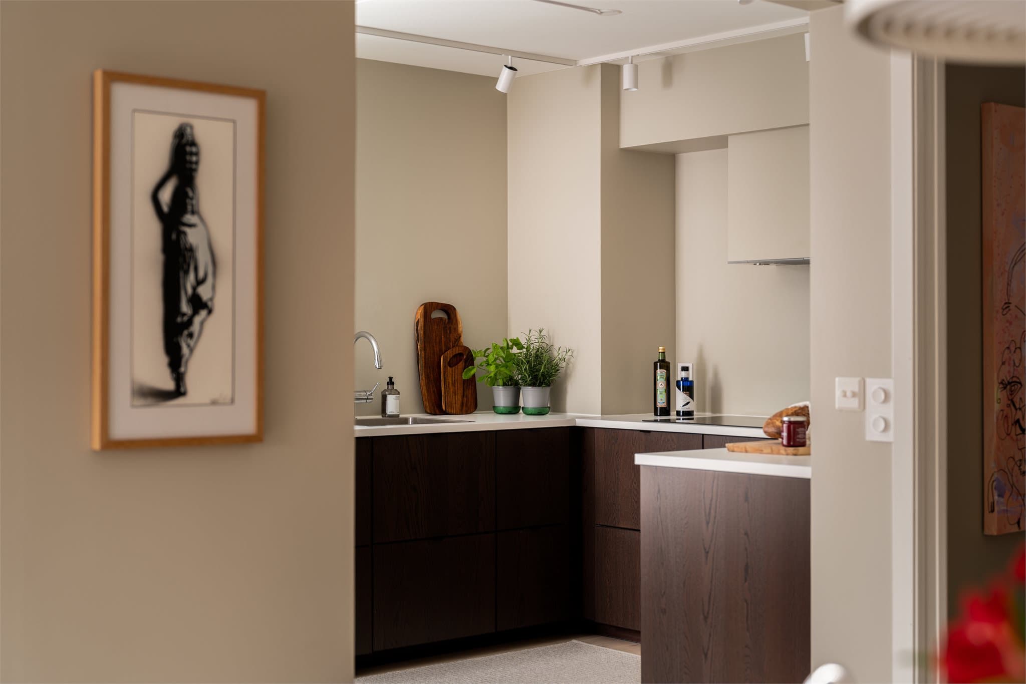 Nye lysskinner i taket fra 2022 sørger for god og fleksibel belysning med dimmer.