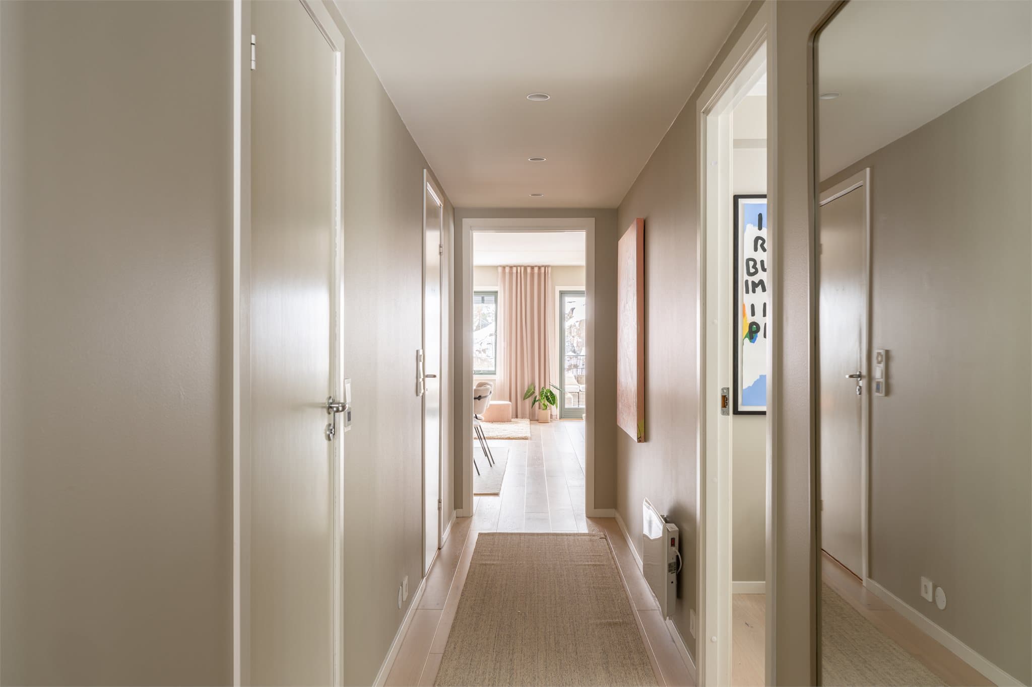 Gangen forbinder de tre soverommene, badet og vaskerommet.