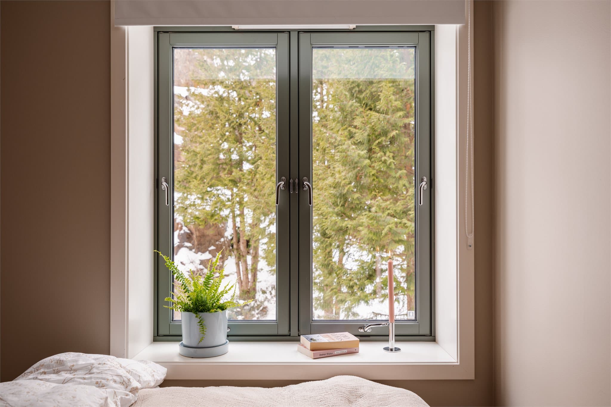 Også dette rommet vender mot de samme naturskjønne omgivelsene.