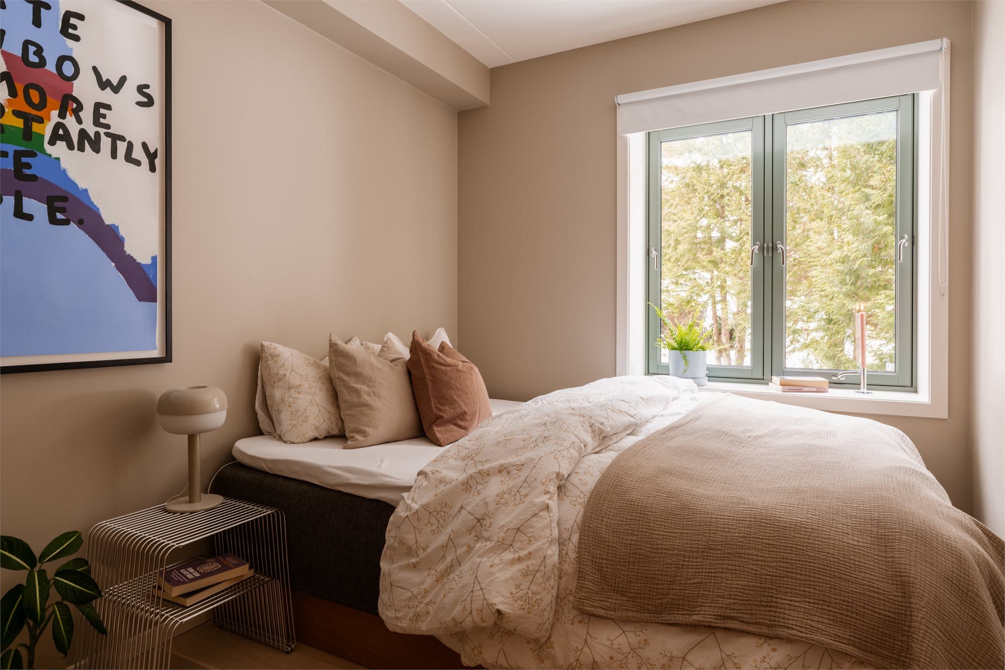 Det andre soverommet er lyst og egner seg godt som barnerom eller gjesterom.