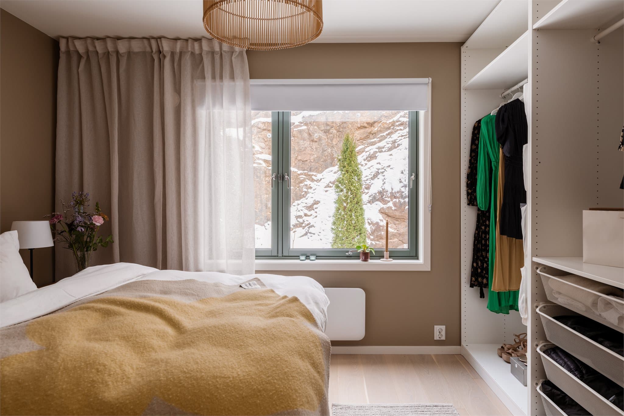 En romslig garderobeløsning gir utmerkede oppbevaringsmuligheter. Rommet er vendt mot rolige, usjenerte omgivelser.