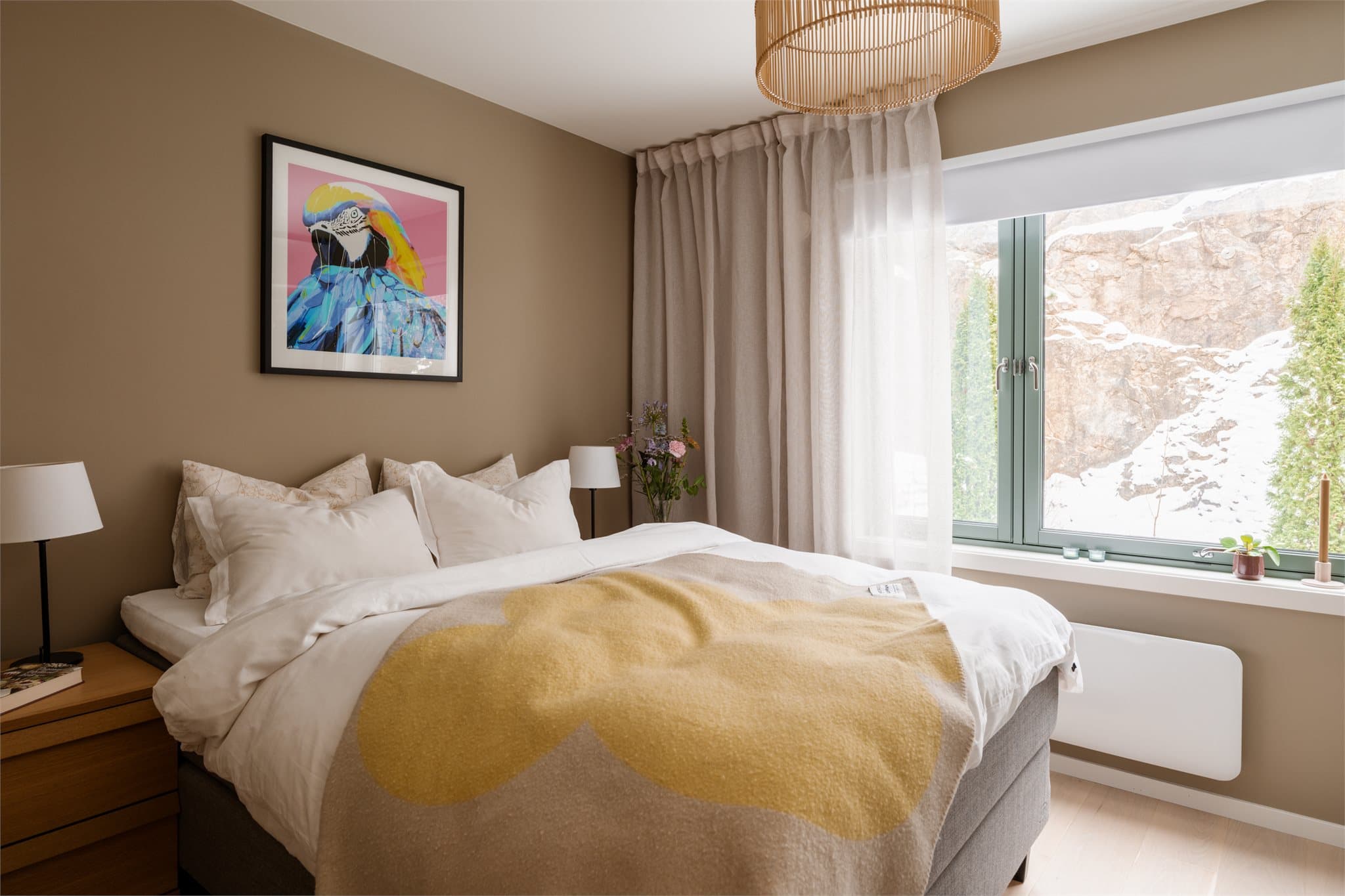 Hovedsoverommet er av god størrelse med plass til dobbeltseng og tilhørende møblement.