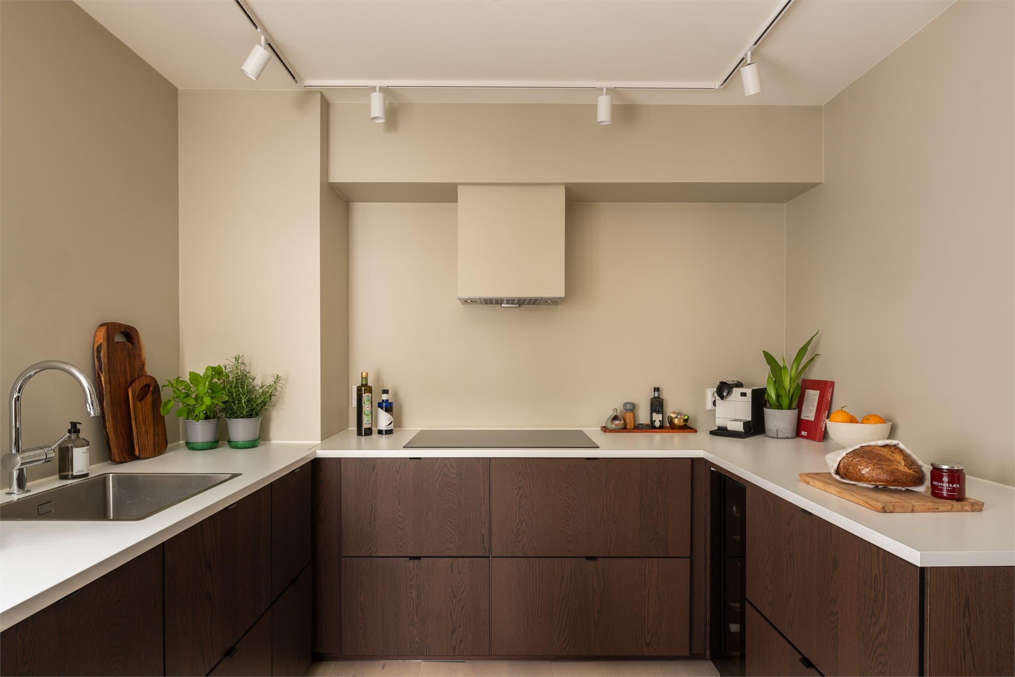 Det er integrerte hvitevarer som induksjonsplatetopp, vinskap, oppvaskmaskin, stekeovn, mikrobølgeovn og kjøl-/fryseskap.