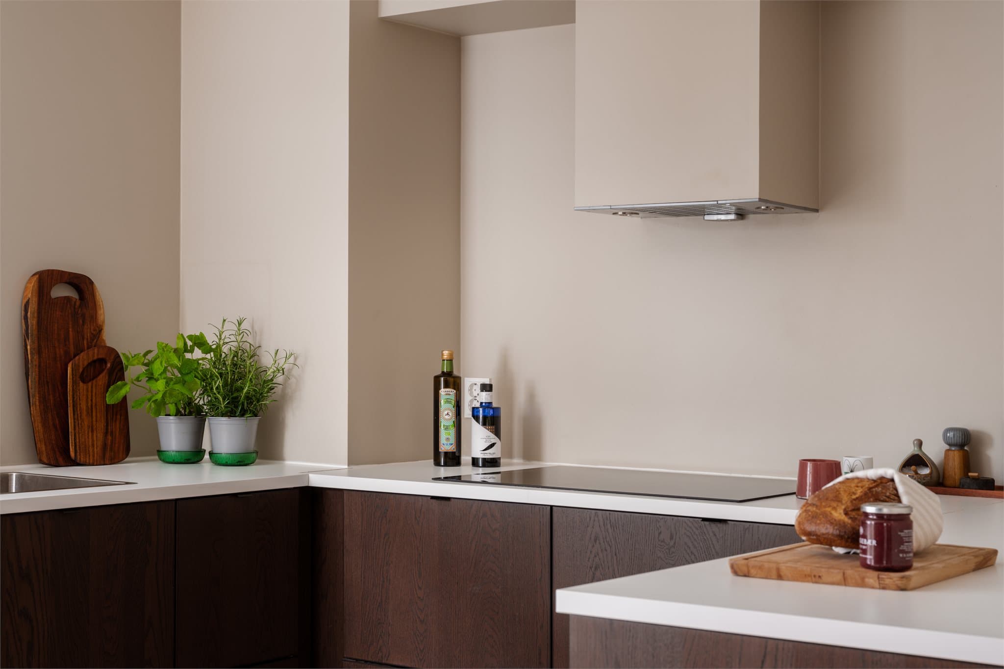 Kjøkkenet er utstyrt med komfyrvakt og ventilator.