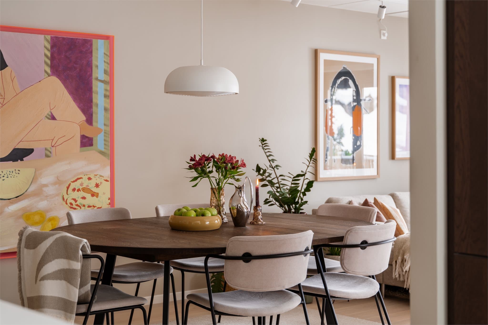 Den store stuen gir gode og naturlige soner for innredning. Her har du plass til langbord for middagsgjestene.