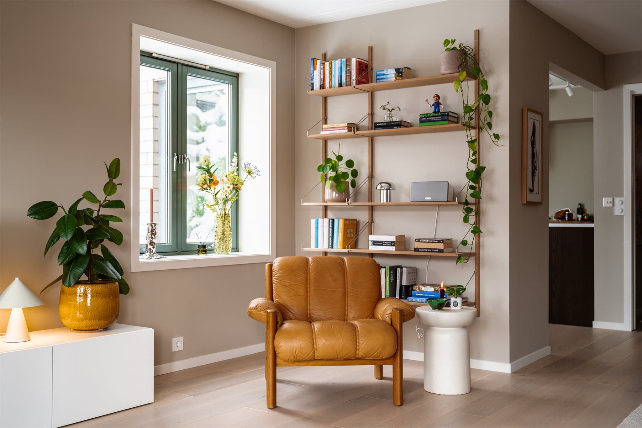 Store vindusflater slipper inn rikelig med naturlig lys fra flere retninger.