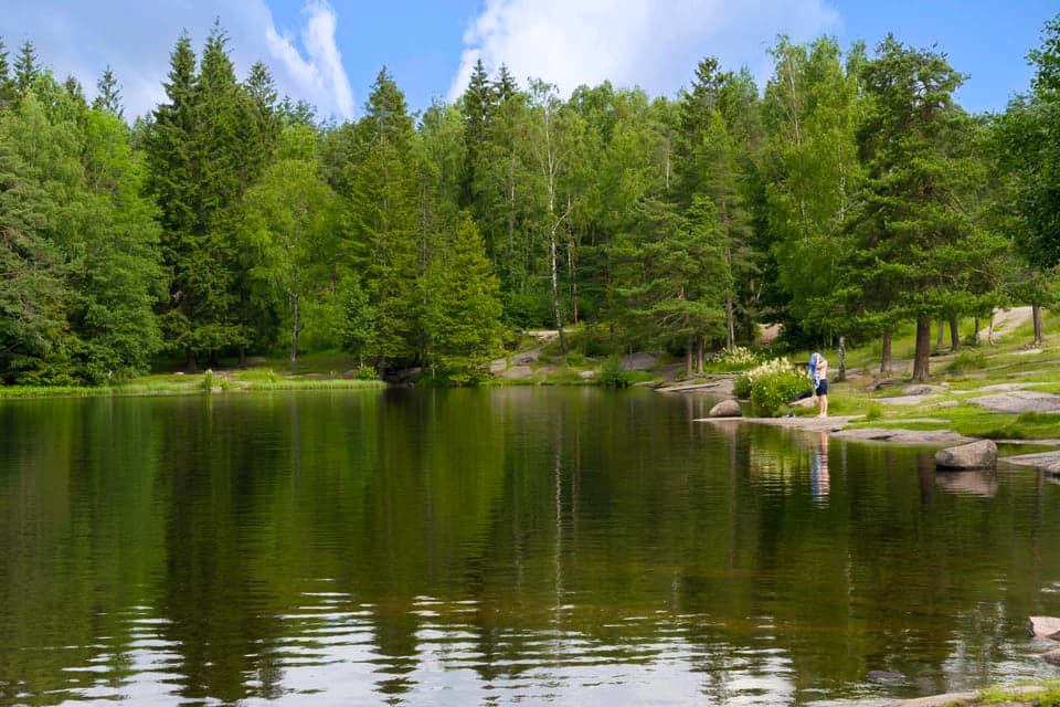 Fra boligen har du kort gåvei til et bredt utvalg av turmuligheter og flere badedammer.