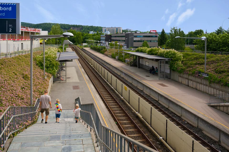 Skal du mot sentrum? Ja da er det ca. 10 minutters gange til nærmeste T-banestasjon. Her finner du også et bredt utvalg av matbutikker!