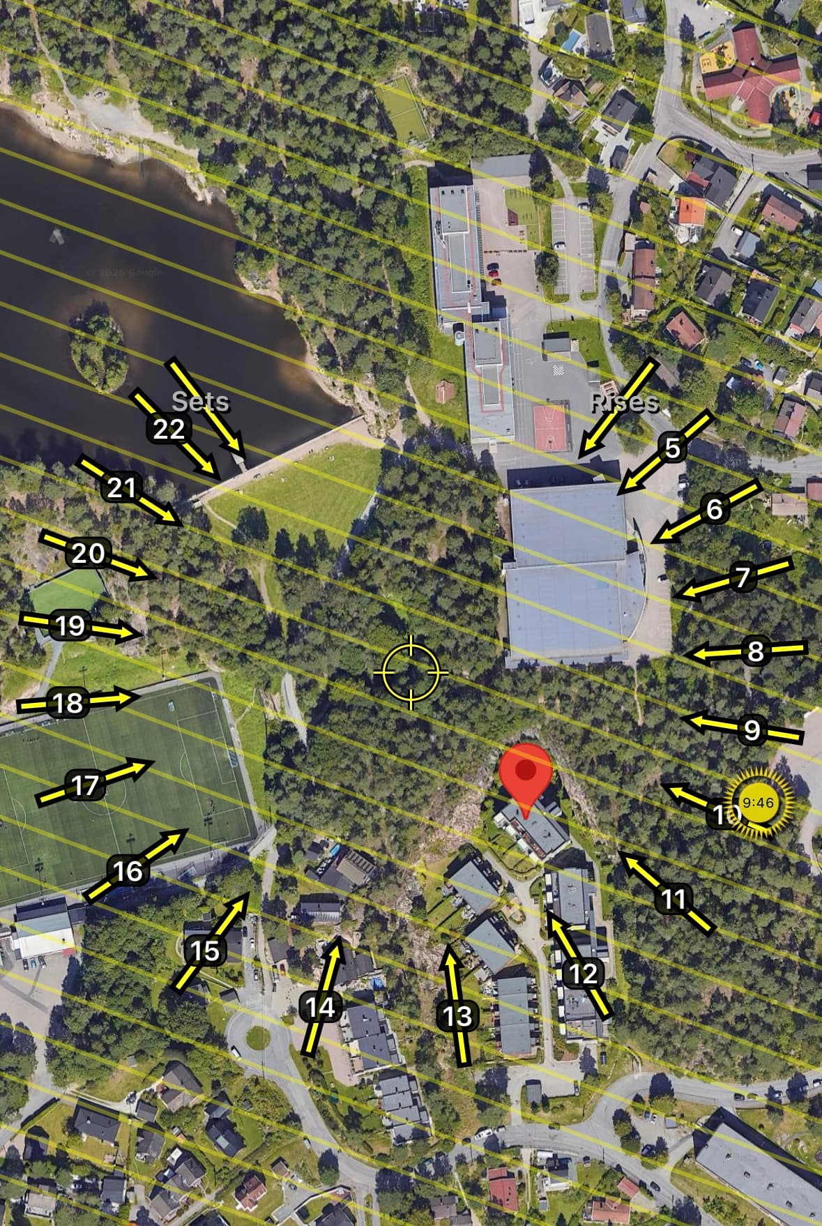 Gode solforhold gjennom dagen, og kort avstand til de fleste fasiliteter området kan by på med badedam, fotballbane, skole, skogen og mye mer.,