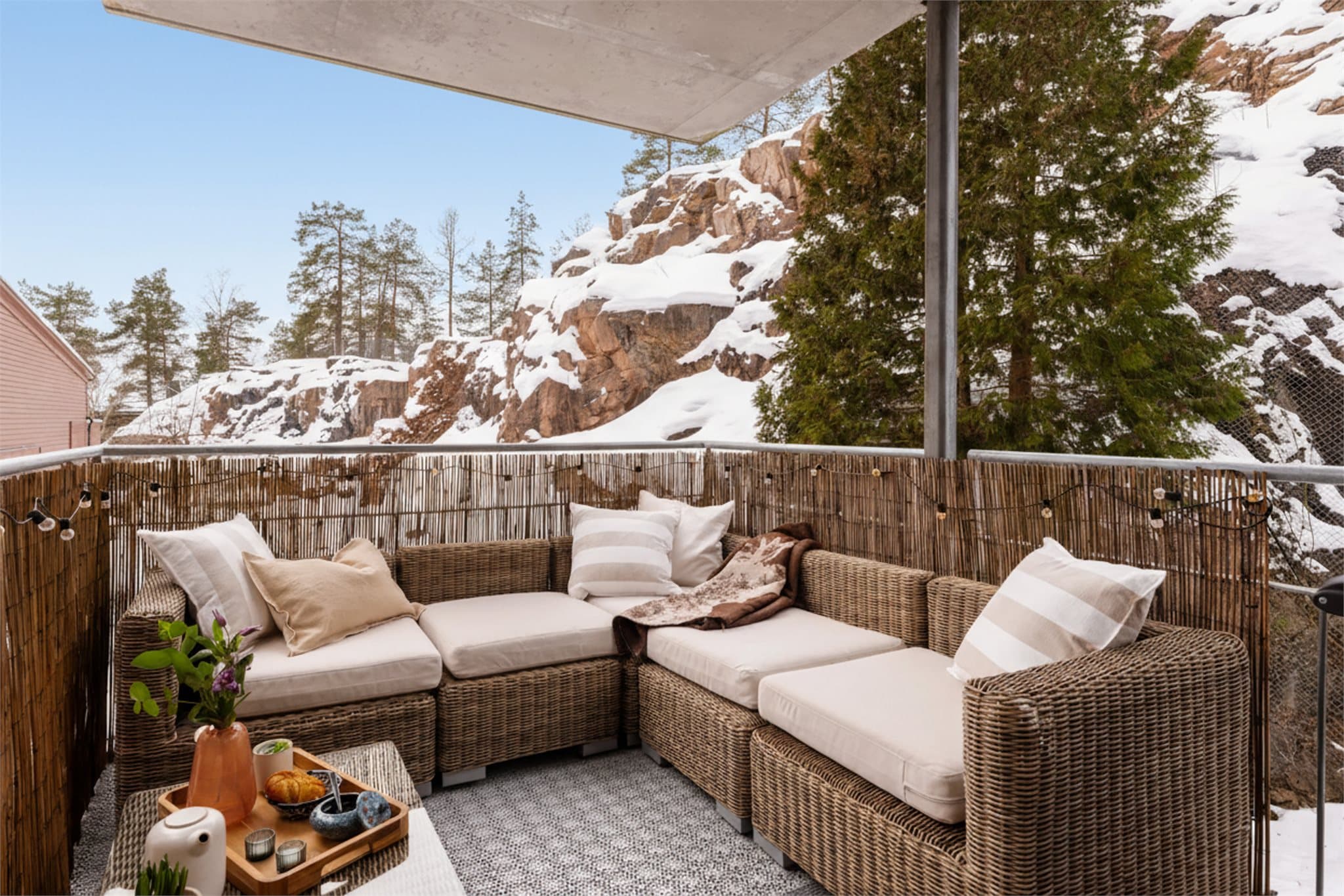 Lun, overbygget balkong med naturskjønn og skjermet beliggenhet.