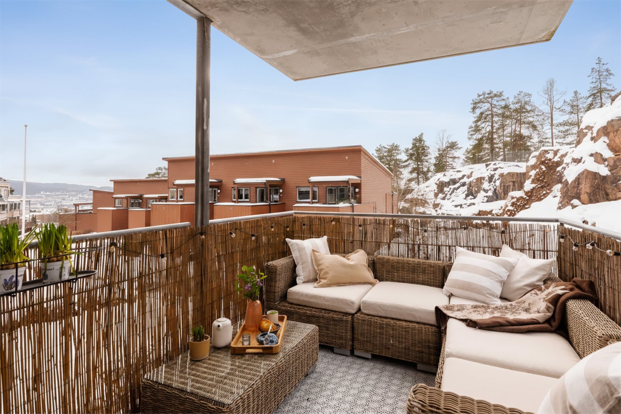 Balkongen på ca. 8,4 m² er sydvestvendt med svært gode solforhold og fin utsikt.