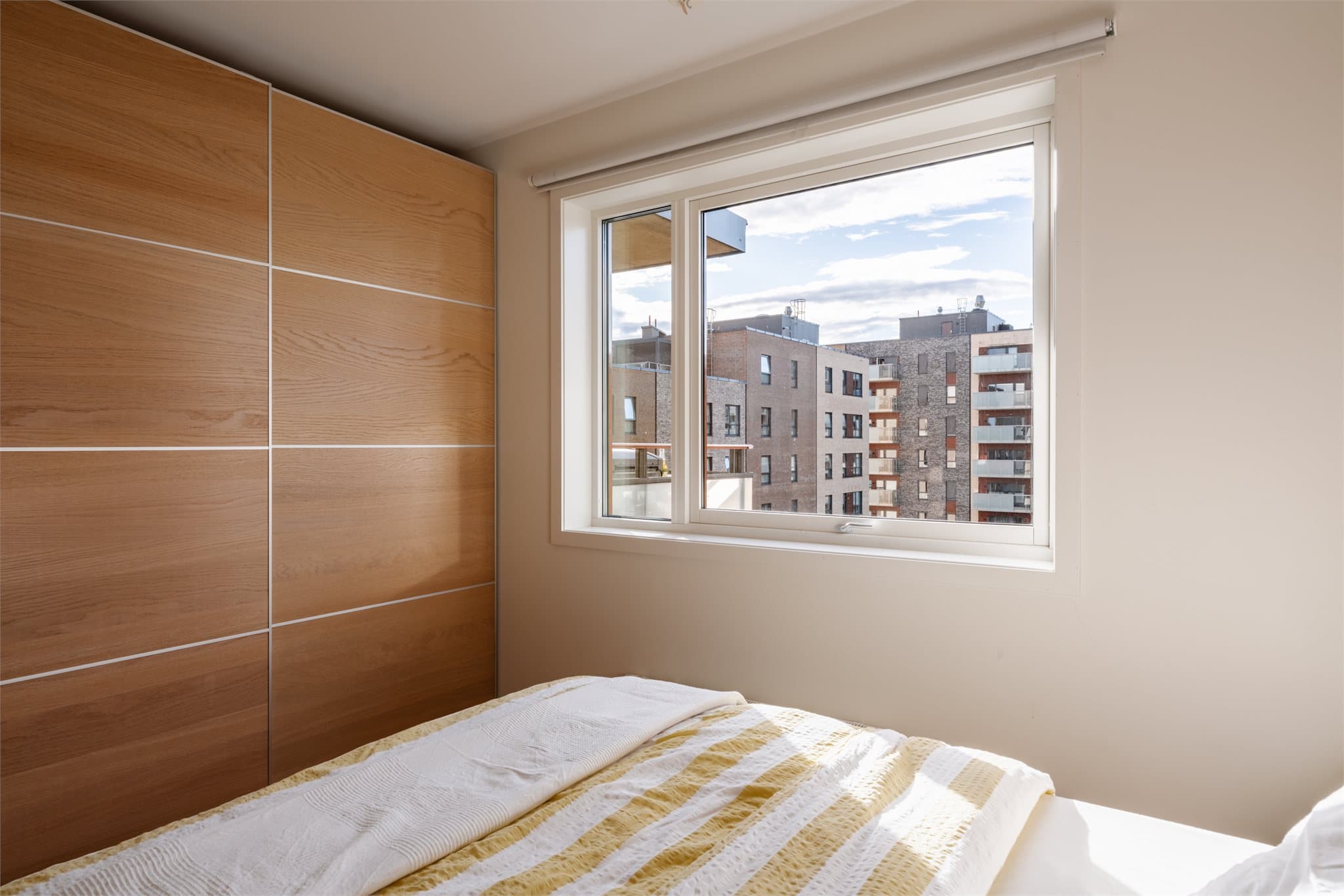 En stor og dyp skyvedørsgarderobe gir plass til klær, sko og alt du trenger.