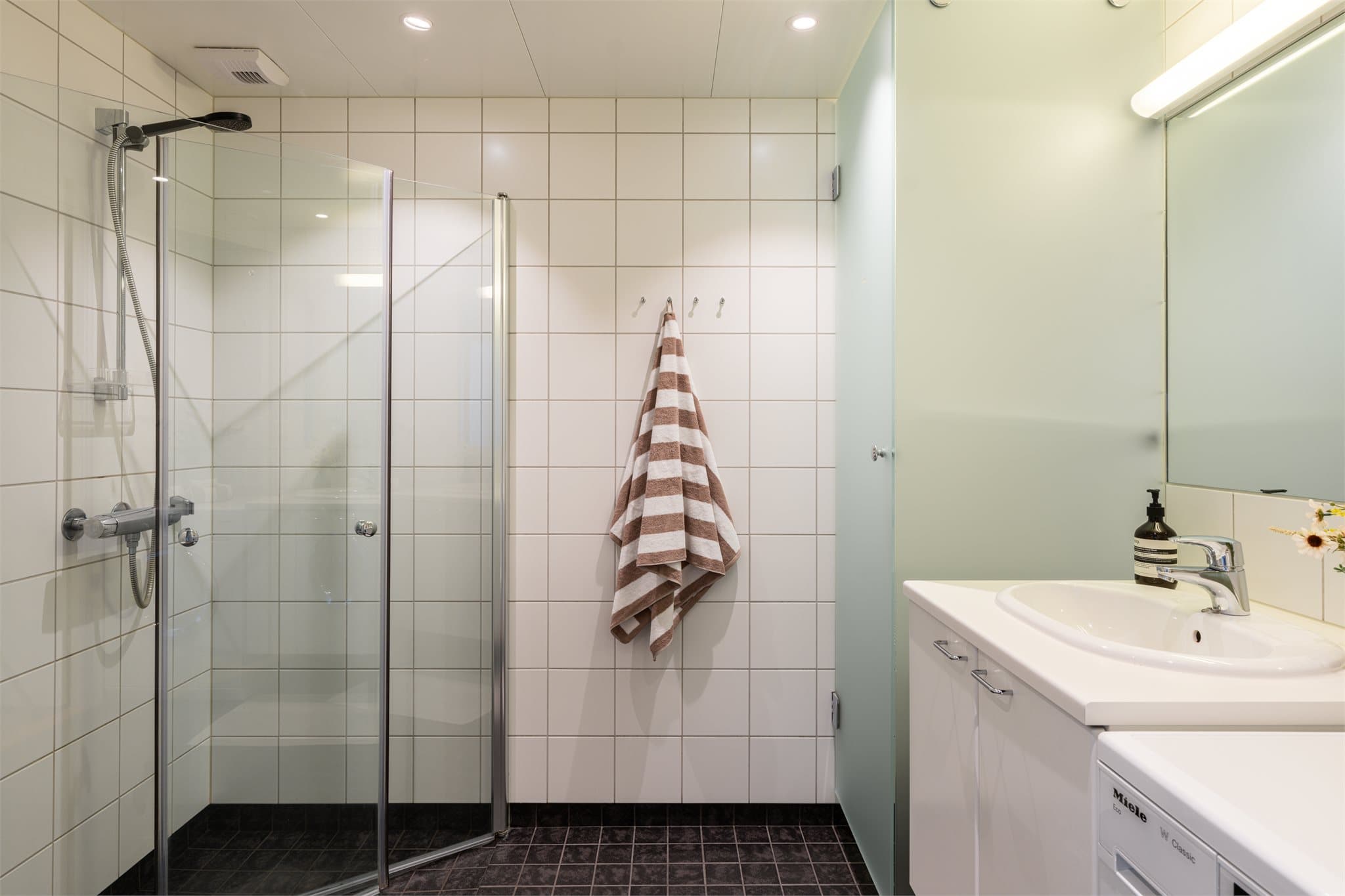 Badet har flislagte overflater og deilig varme i gulvet.