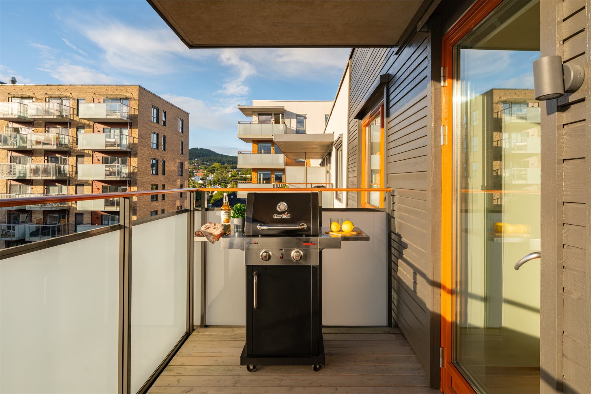 Med plass til både grill og utemøbler ligger alt til rette for hyggelige sommerdager på balkongen.