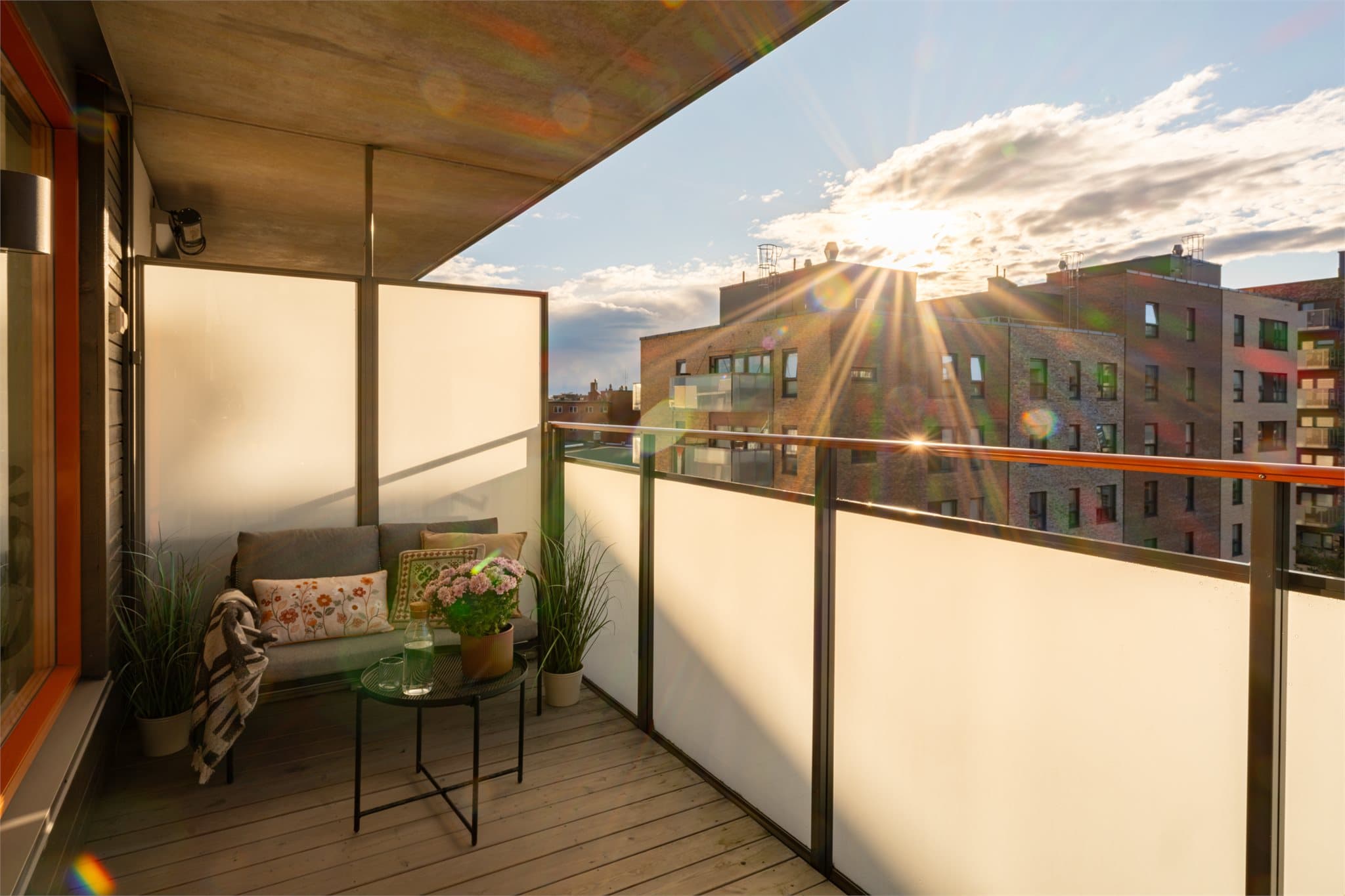 Direkte utgang til en romslig balkong på 7,5 m² med gode solforhold.