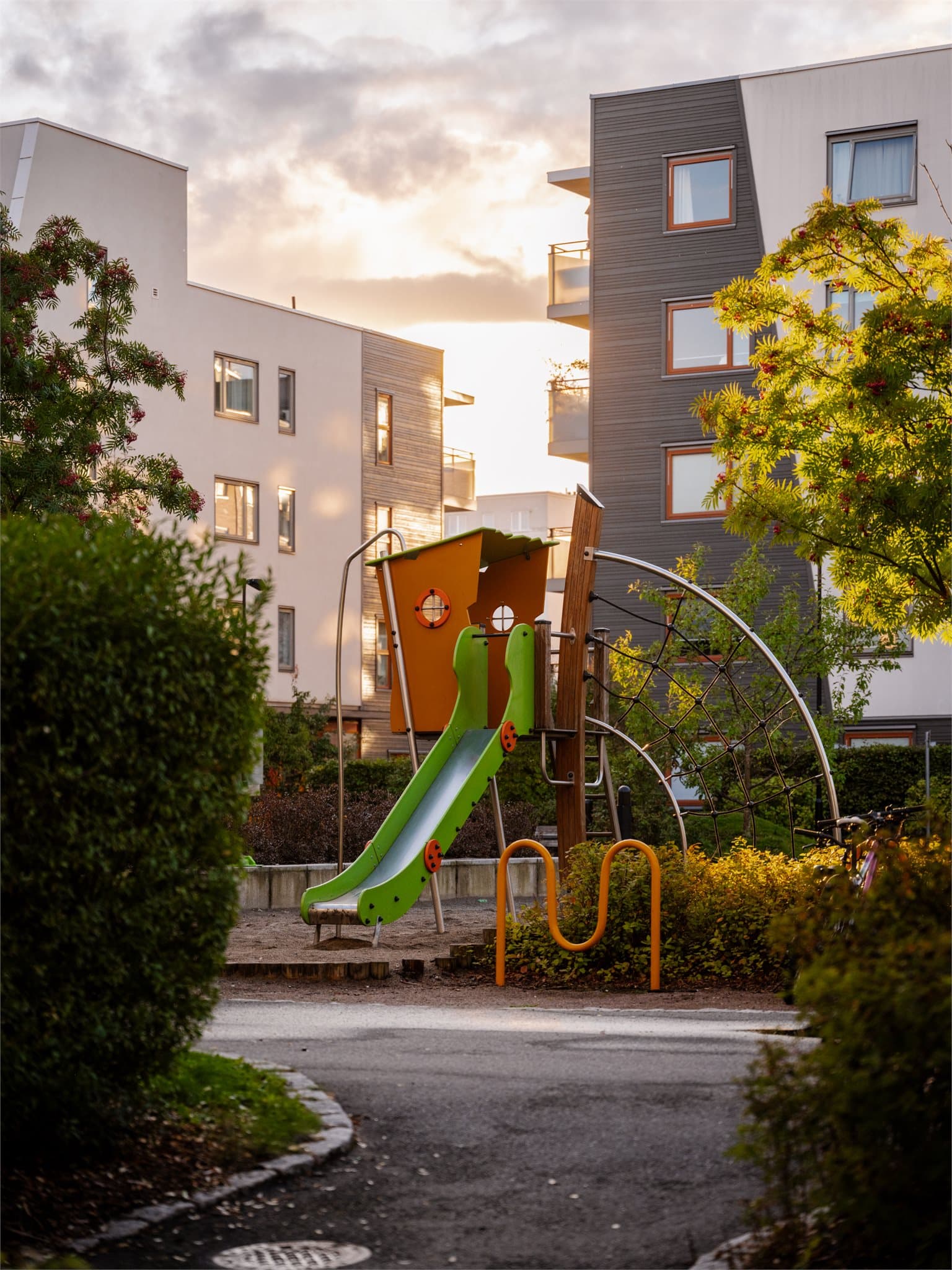 Fint lekeområde med plass for lek og aktivitet.