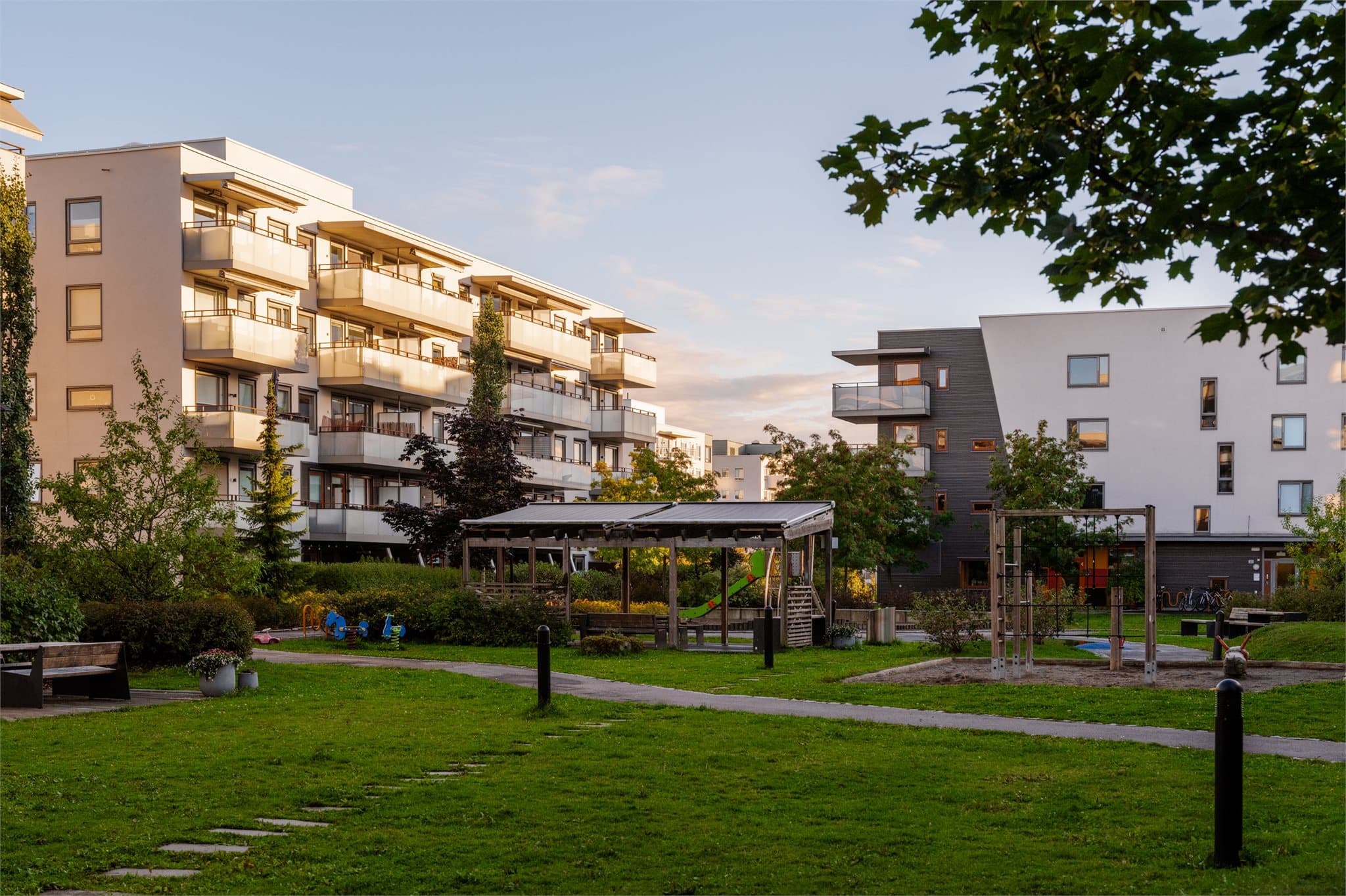 Velstelt gårdsrom med grønne omgivelser og gode utearealer.