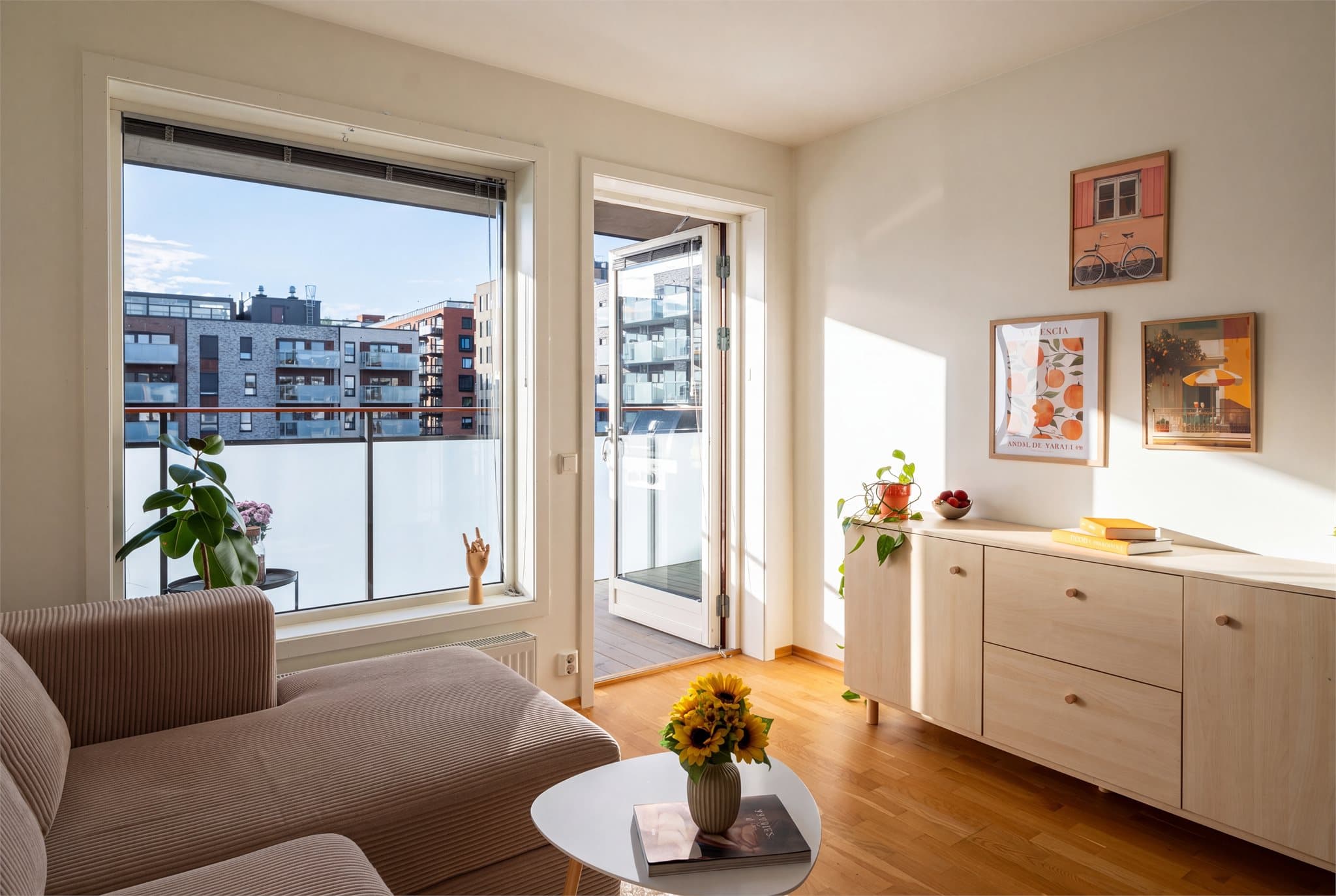 Leiligheten varmes opp via radiatorer tilknyttet sentral fjernvarme.