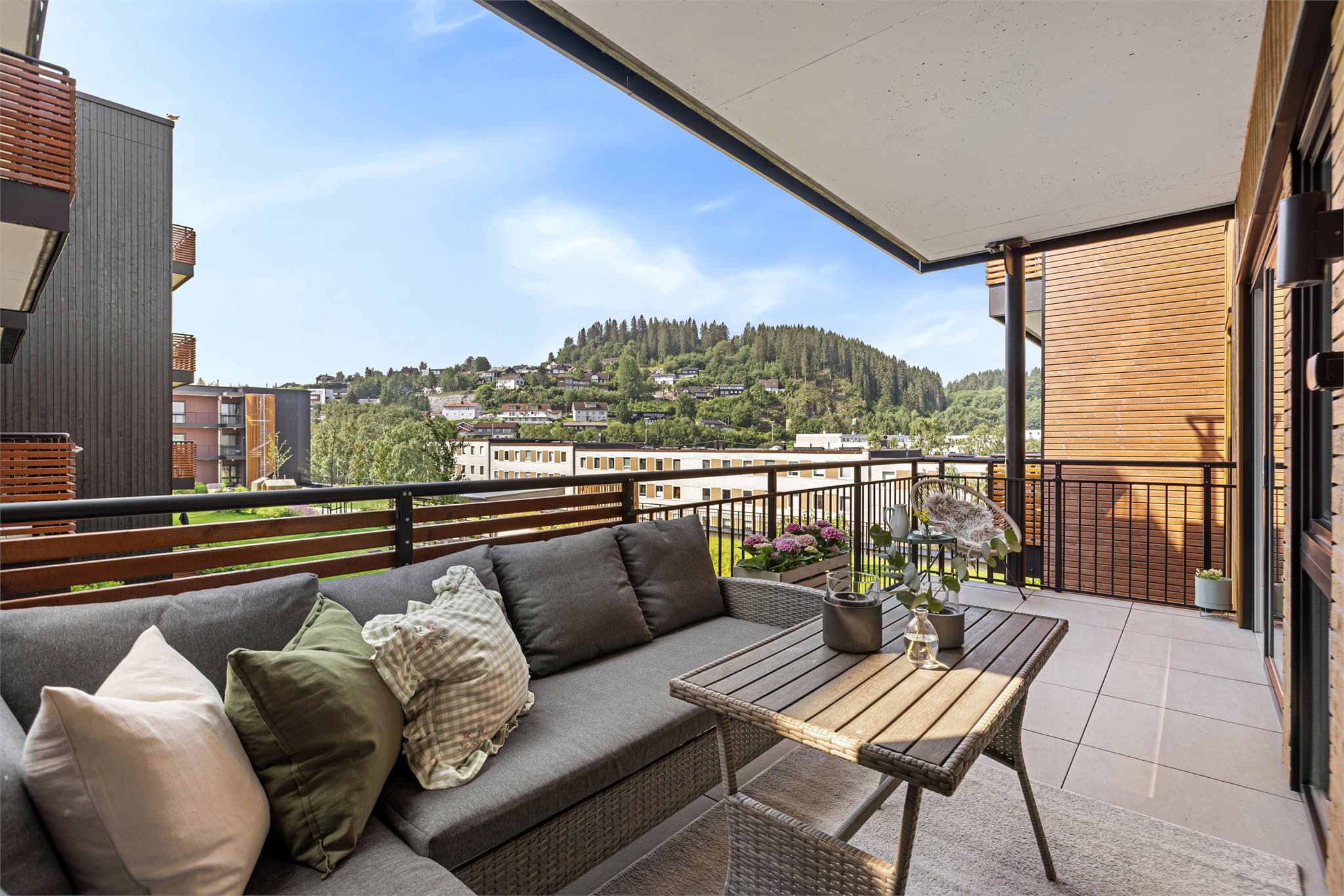 Fra stuen kan du trekke ut på en fantastisk, overbygd terrasse. Med hele 11 kvm har du god plass til både loungemøbler og gjester!