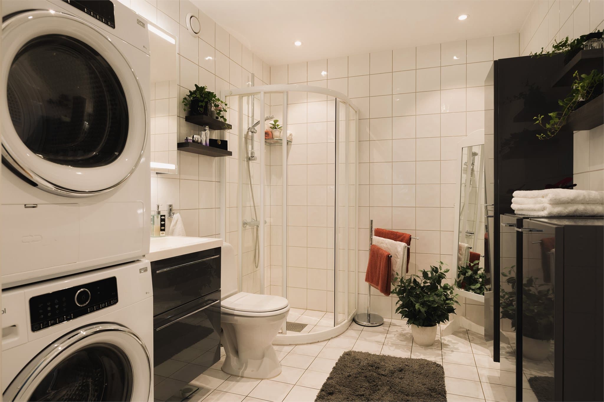 Badet er opprinnelig fra byggeåret og ligger i direkte tilknytning til gangen. Rommet har flislagte vegger og gulv med elektriske varmekabler.
Himlingen har malte plater med downlights.