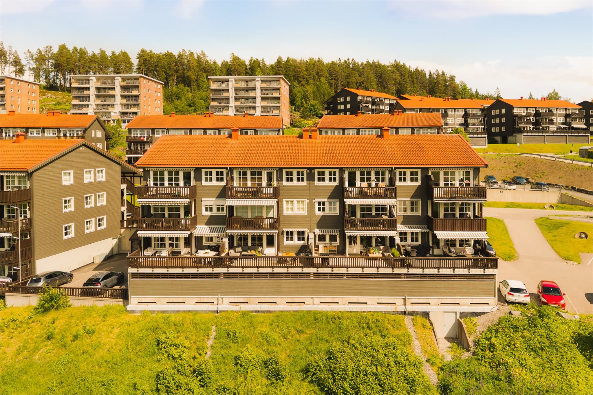 Her bor du tilbaketrukket, i rolige omgivelser på Brånåsen. Det er kort vei til barnehage, skoler, kjøpesenter og svært flotte turområder i Tærudmarka.