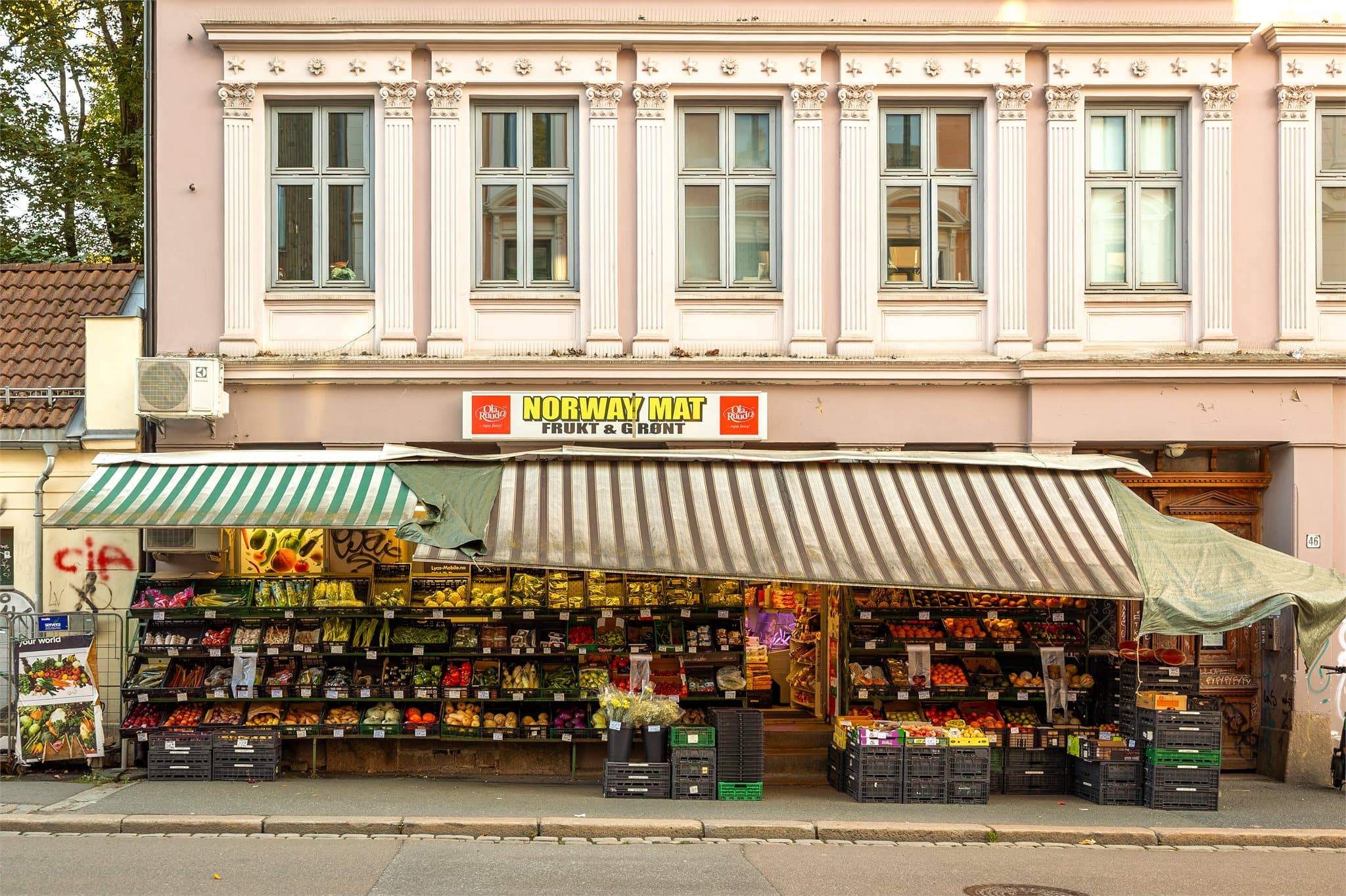 Nærområdet byr på et rikt utvalg av lokale matbutikker og servicetilbud.