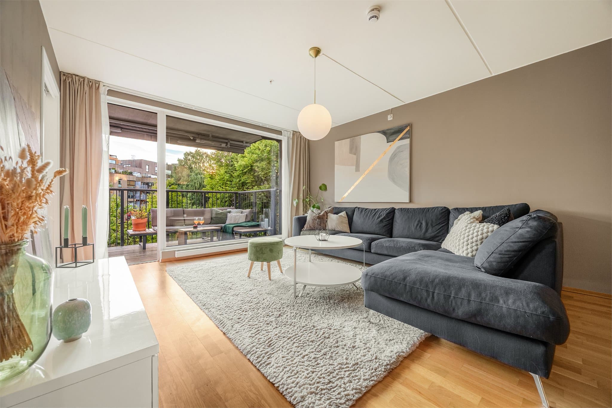Stuen har rikelig med plass til en stor sofagruppe og direkte utgang til balkongen.