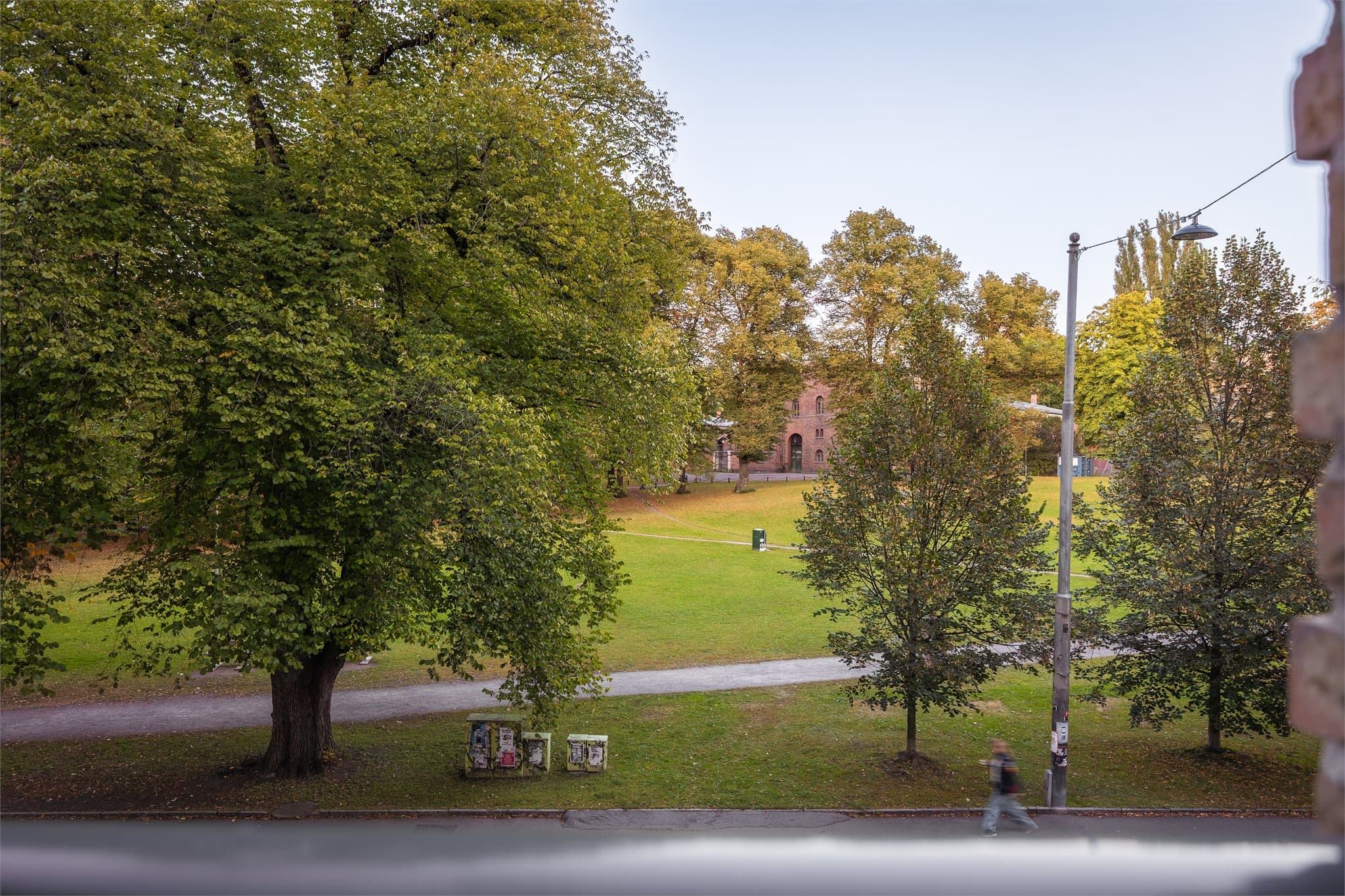 Utsyn over grøntarealene og gangveiene i nærområdet.