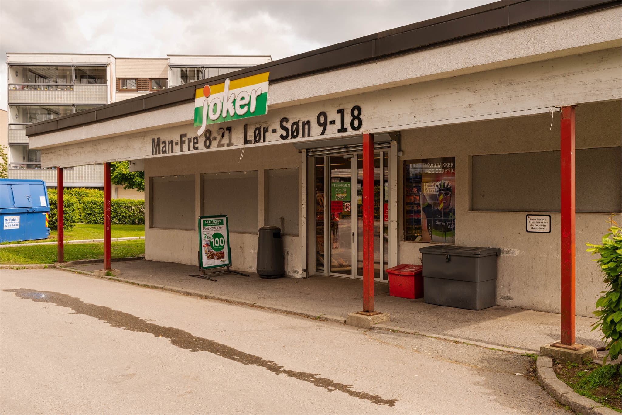Kun ett minutts gange til Joker Svarttjern, som også er søndagsåpen.