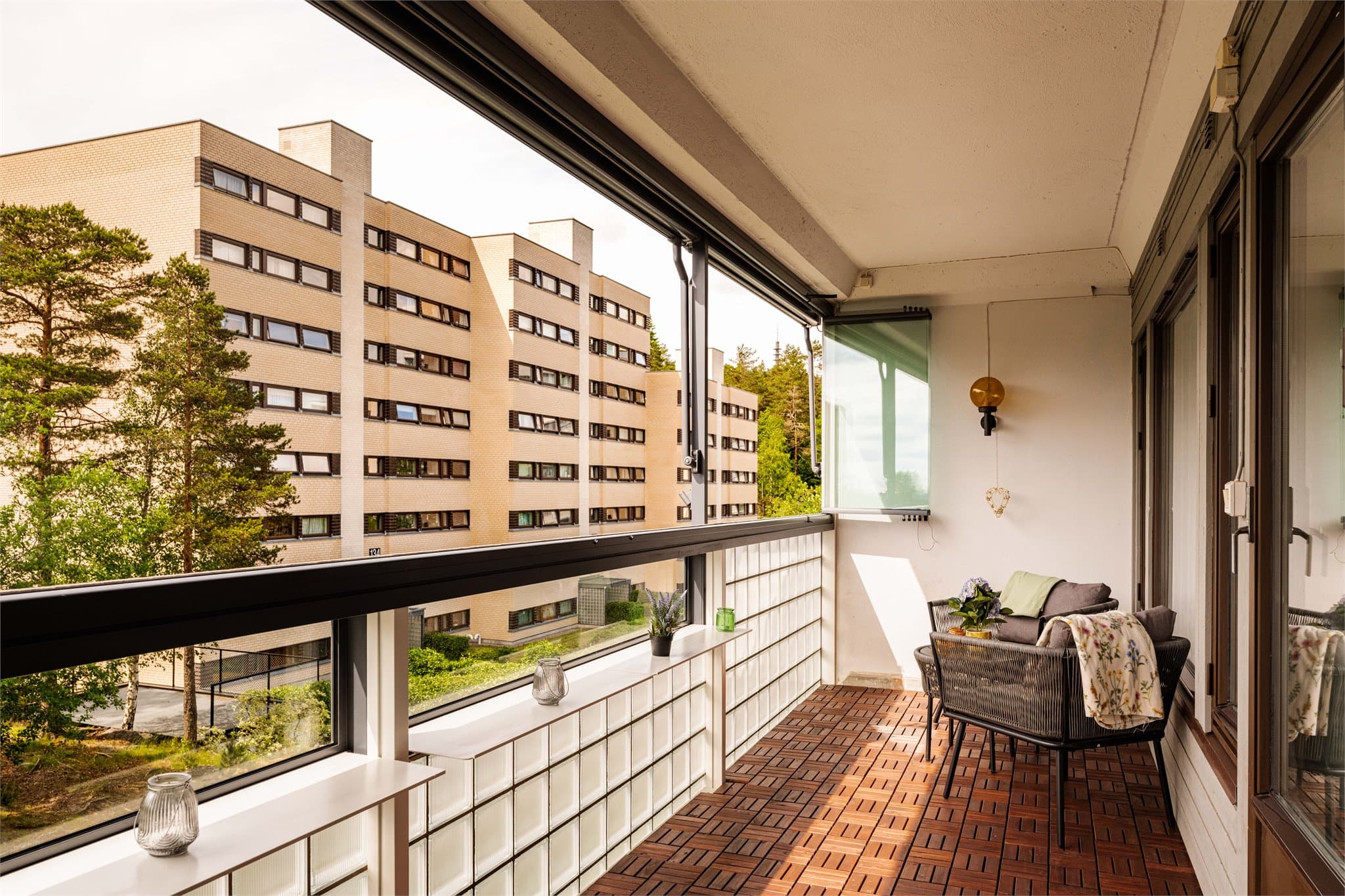 Stor, innglasset og vestvendt balkong på 14 m² med god plass til en romslig sittegruppe.