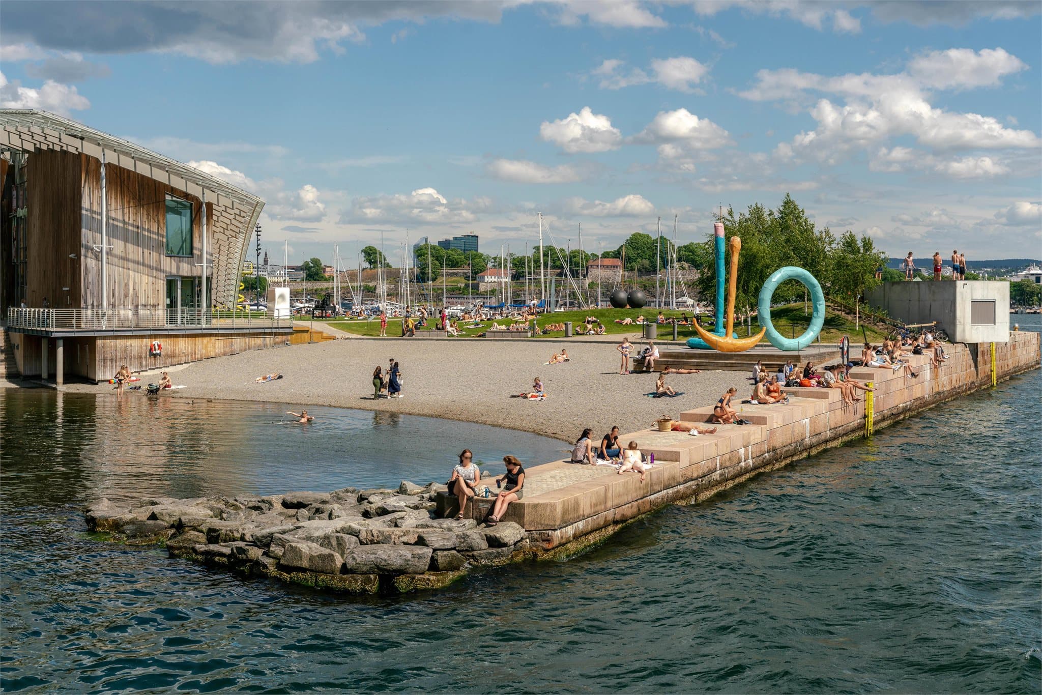 Tjuvholmen bystrand og flotte rekreasjonsområder ligger i umiddelbar nærhet.