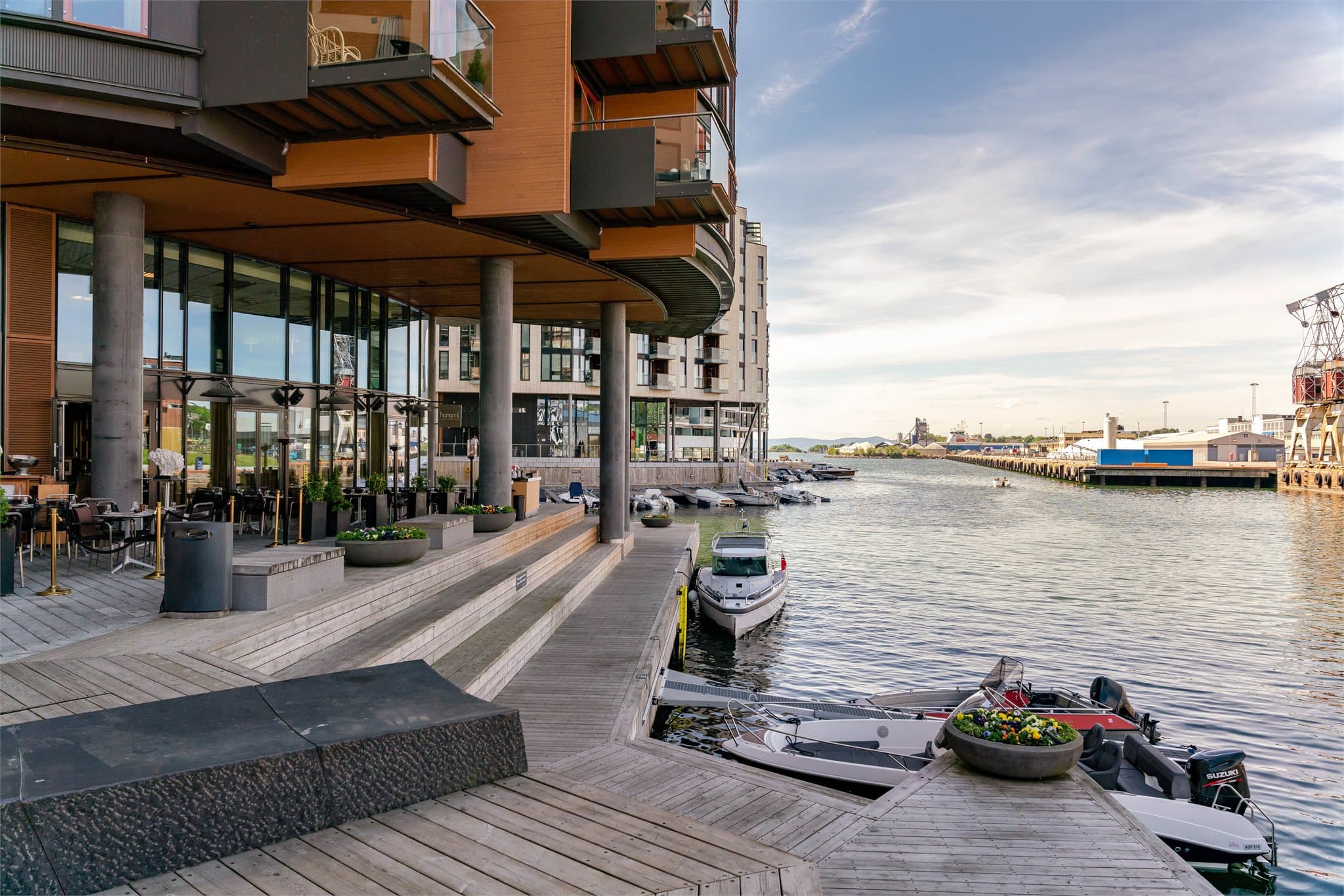 Nyt nærheten til sjøen med restauranter og butikker langs bryggekanten på Tjuvholmen.