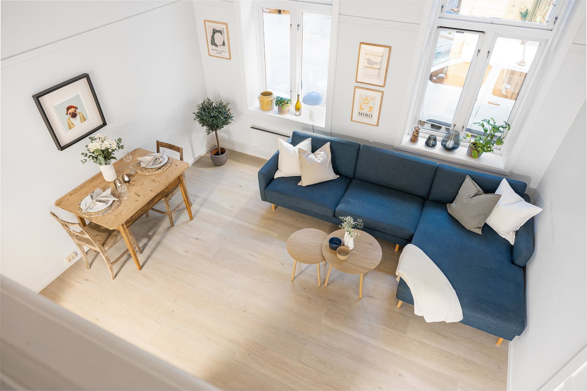 Leiligheten varmes opp av radiatorer tilknyttet sentralfyring.
