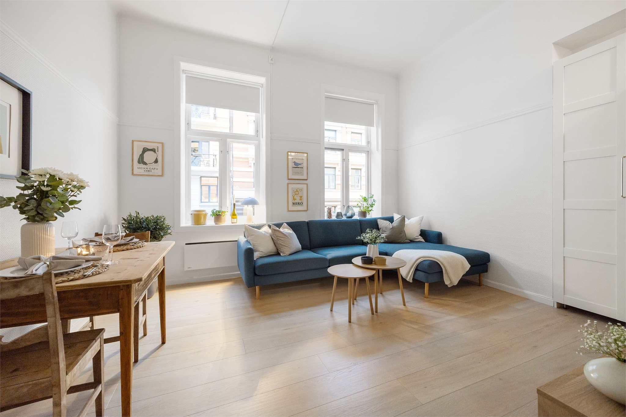 Stuen er lett å møblere med plass til både sofagruppe og spisebord.