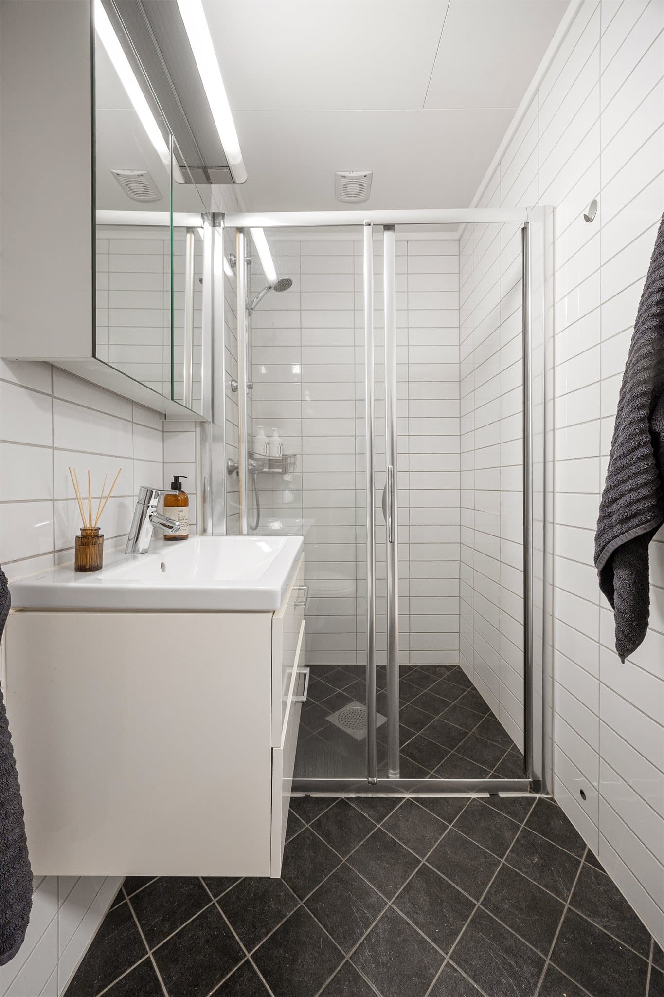 Badet har elektrisk gulvvarme som gir en behagelig start på dagen.