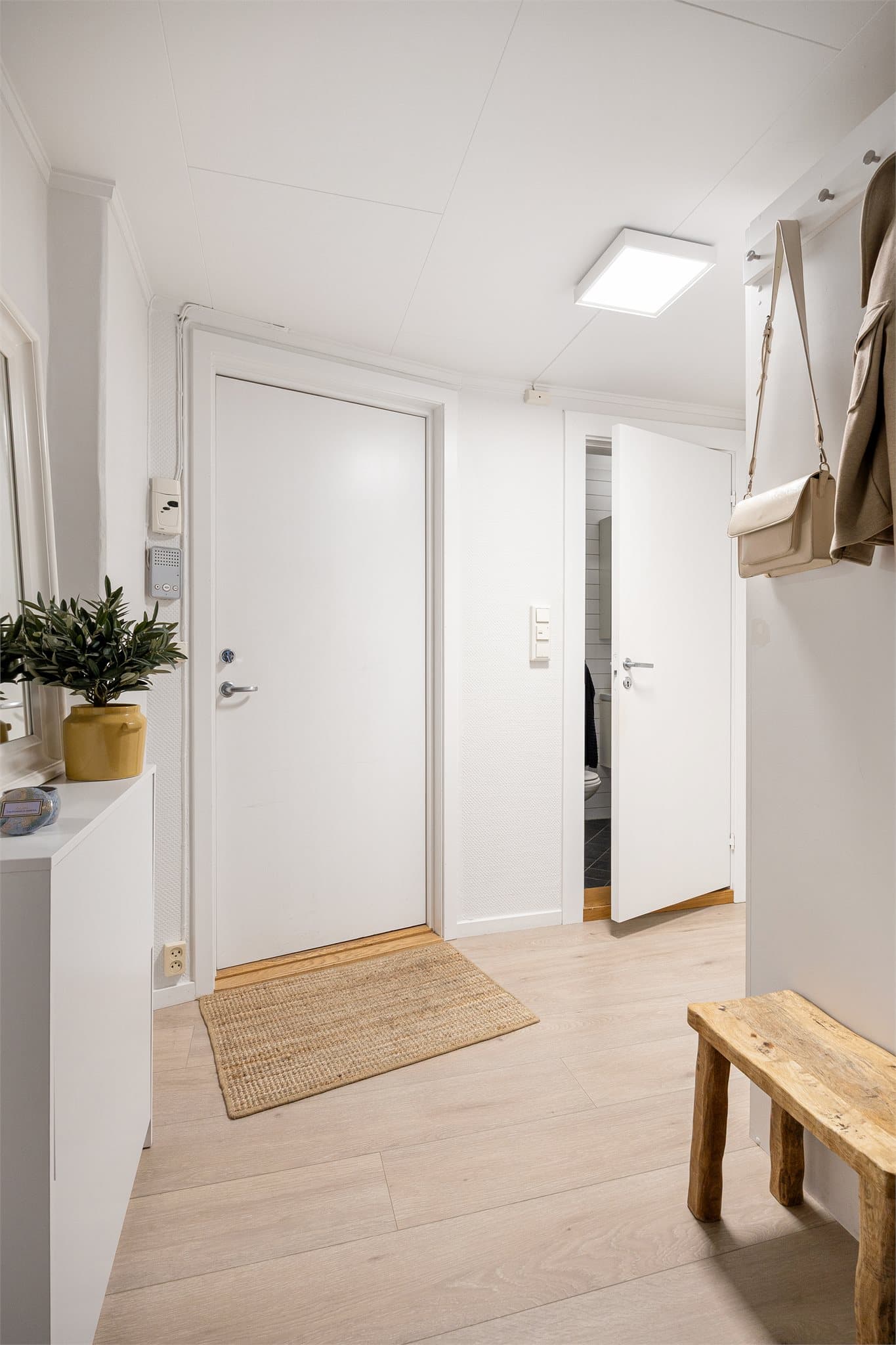 Entréen gir et pent og innbydende førsteinntrykk med 1-stavs eikeparkett og praktiske oppbevaringsmuligheter.