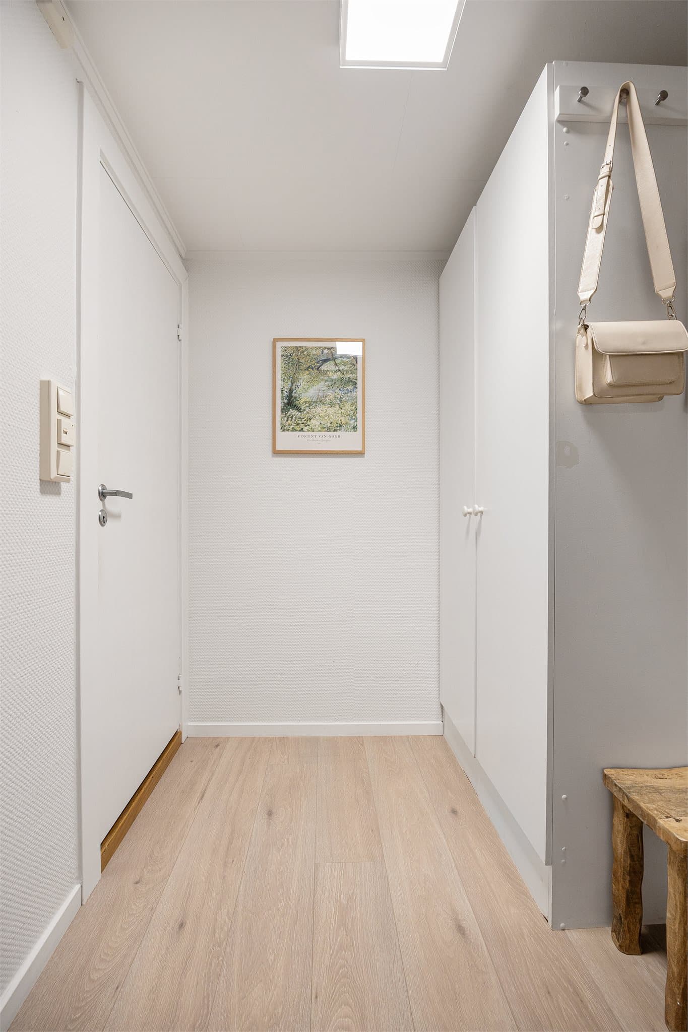 Her er det plass til garderobeinnredning med plass til yttertøy og sko. Garderoben på bildet medfølger ikke handelen.