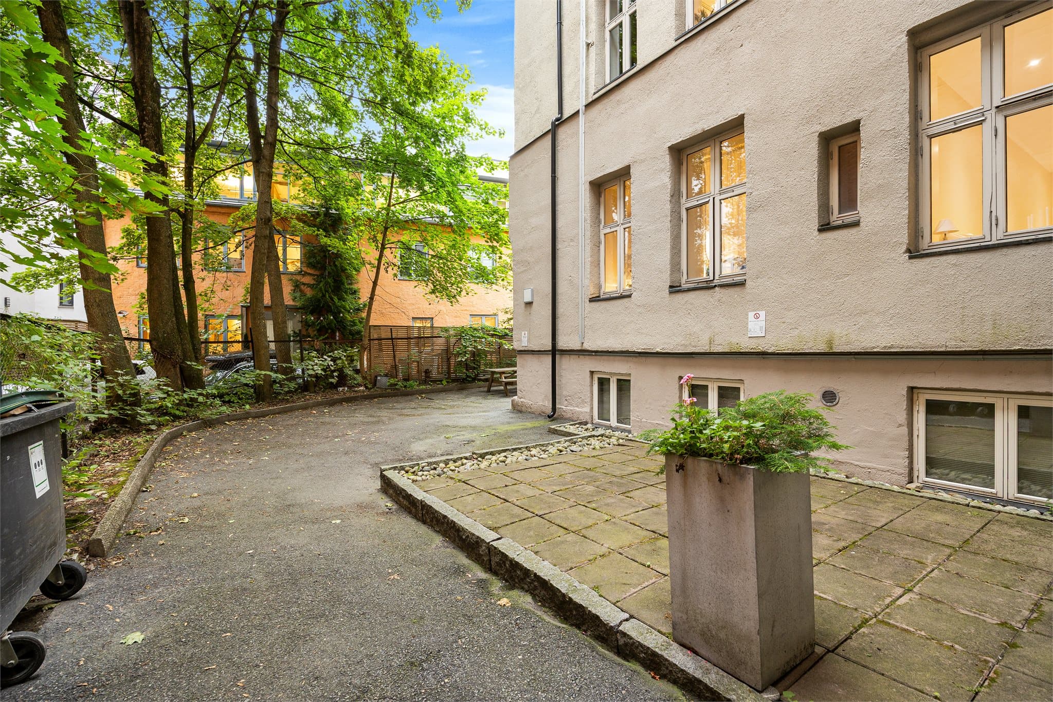 Borettslaget har en felles, opparbeidet og asfaltert bakgård.